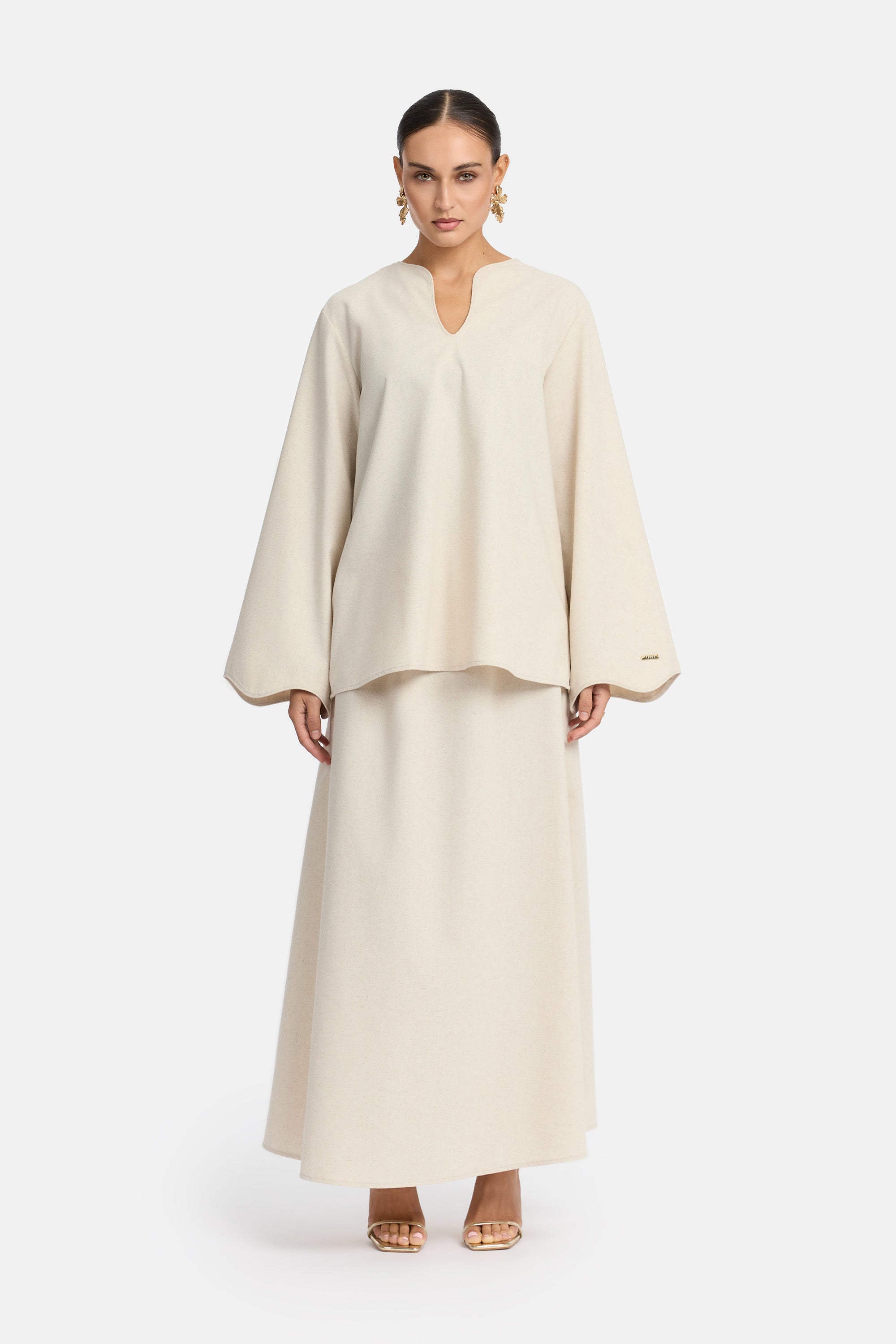 voor aanzicht van Model die draagt een modest linen skirt set van het merk enti in de kleur Soft beige