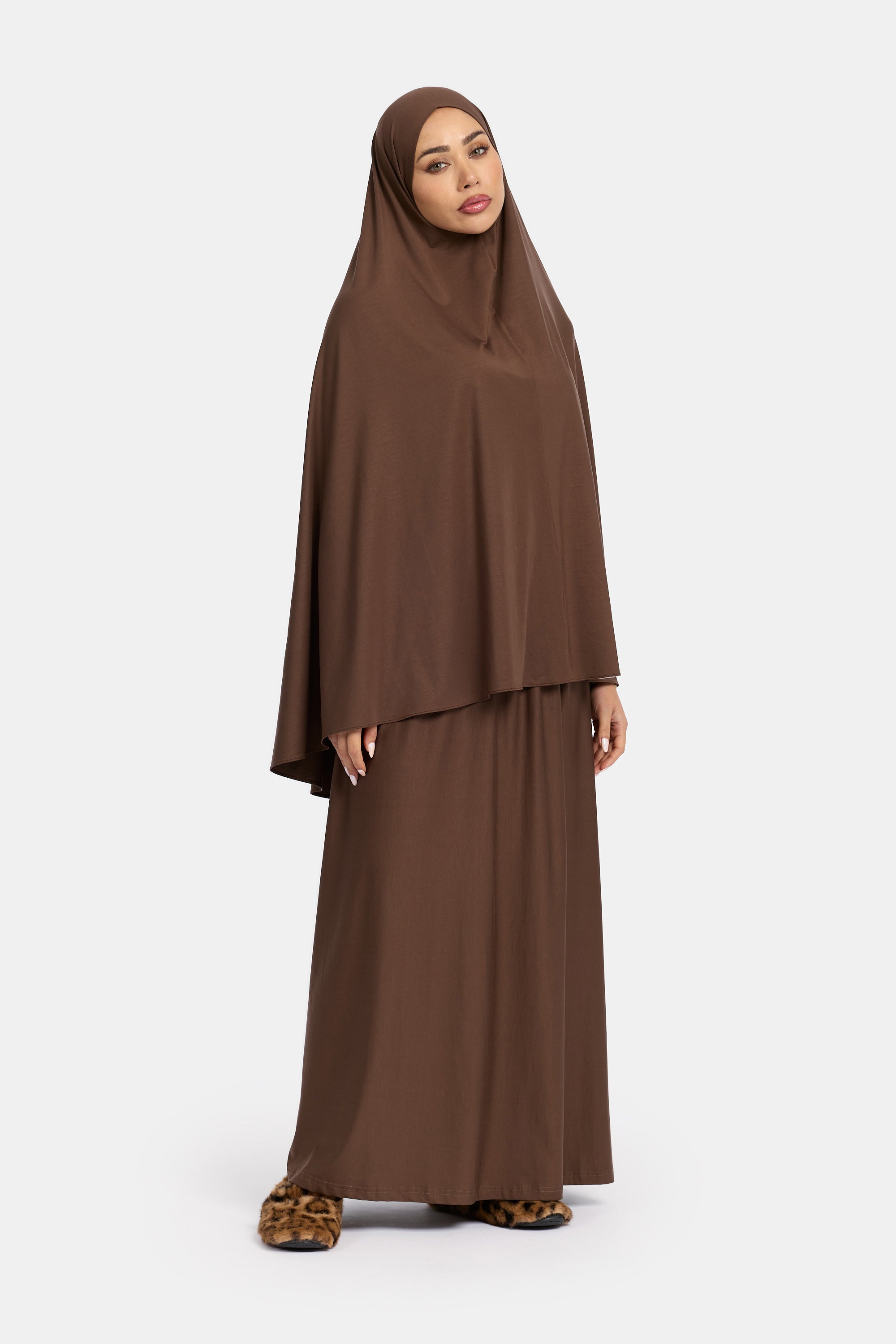 voor aanzicht van Model die draagt de breathable modal khimar en rok van de modest merk ENTI in de kleur donker bruin