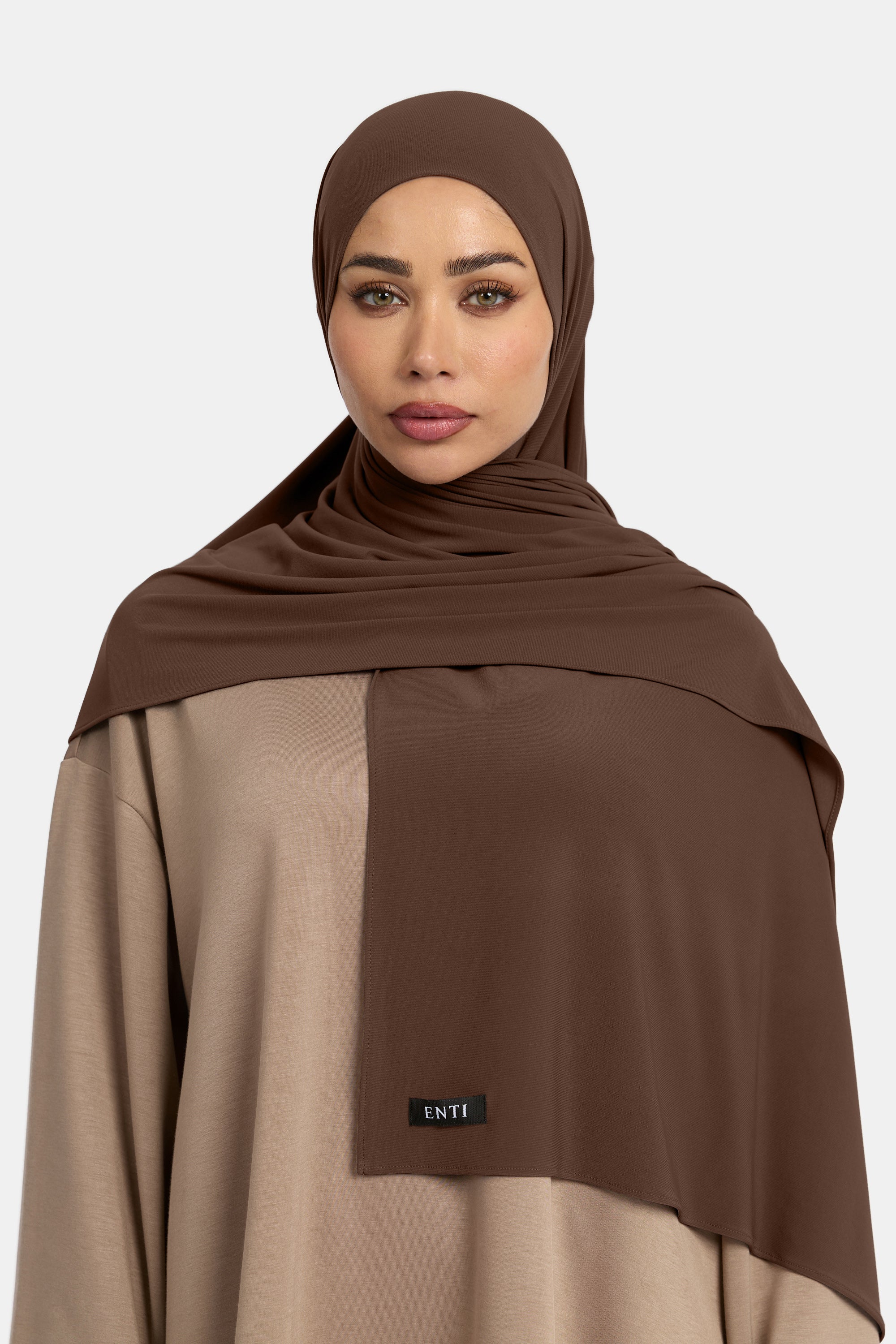 Model draagt de enti premium jersey hoofddoek die ademend is en in de kleur Dark moss