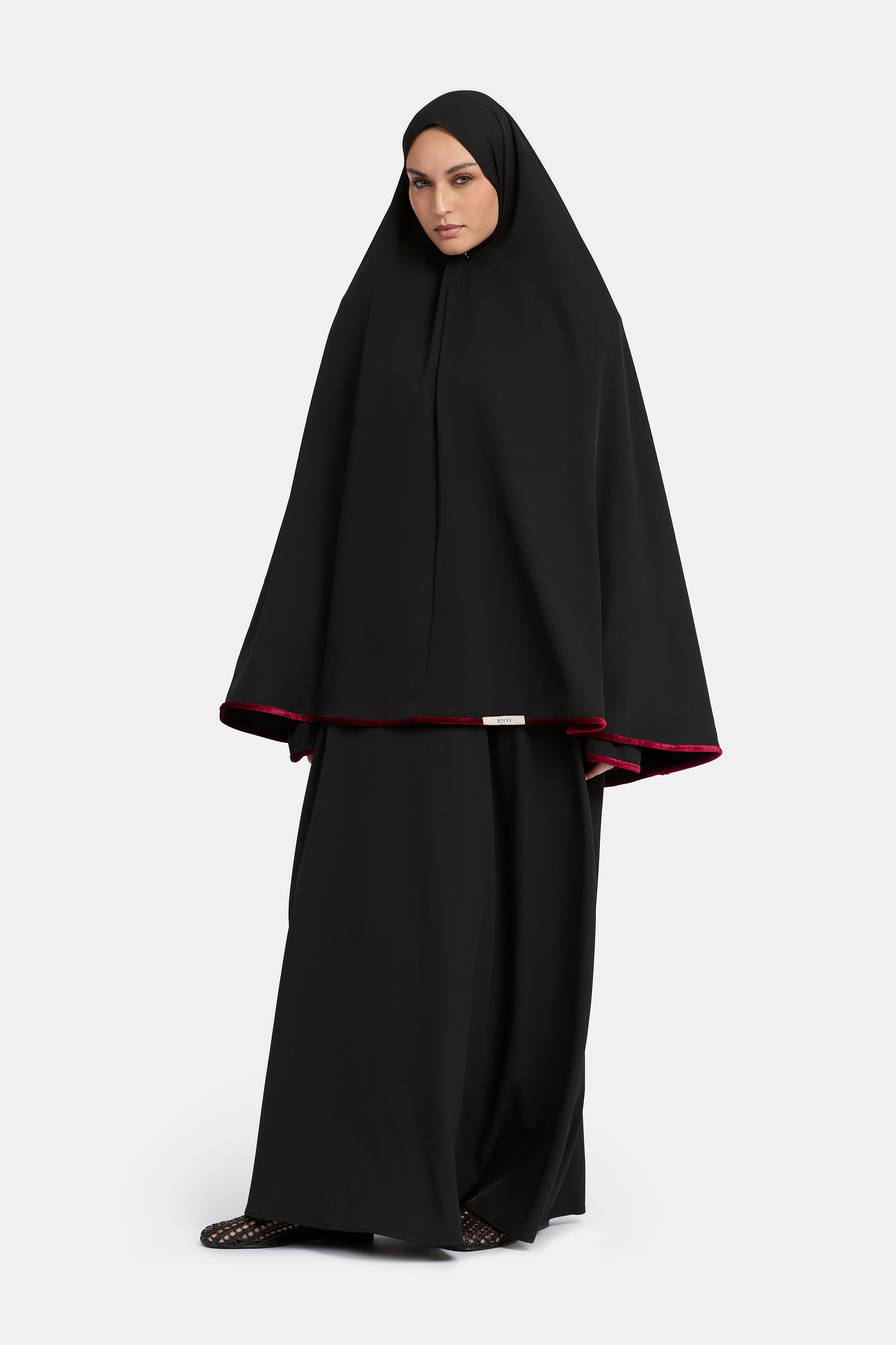 voor aanzicht van model die draagt de mastour velvet khimar en abaya set in de kleur zwart.
