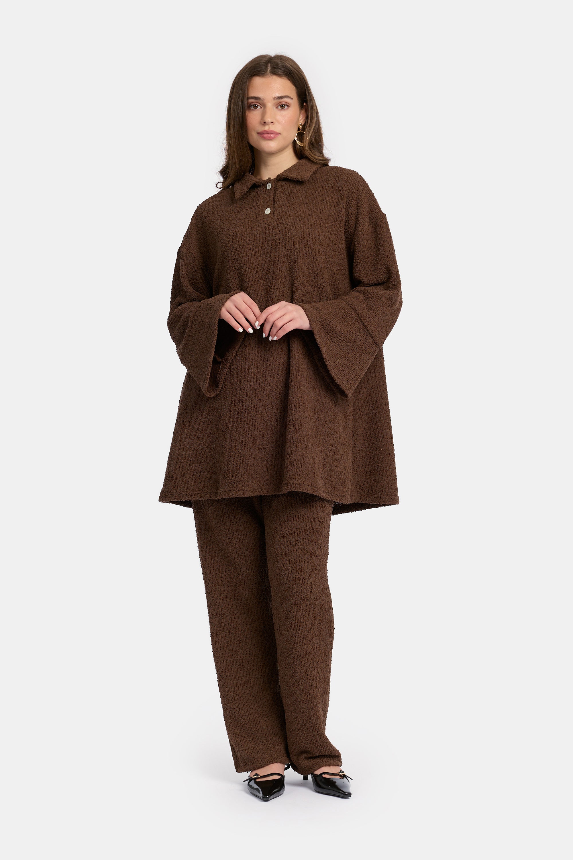 voor aanzicht van model die draagt de enti Unbound Knit Set in de kleur donkerbruin