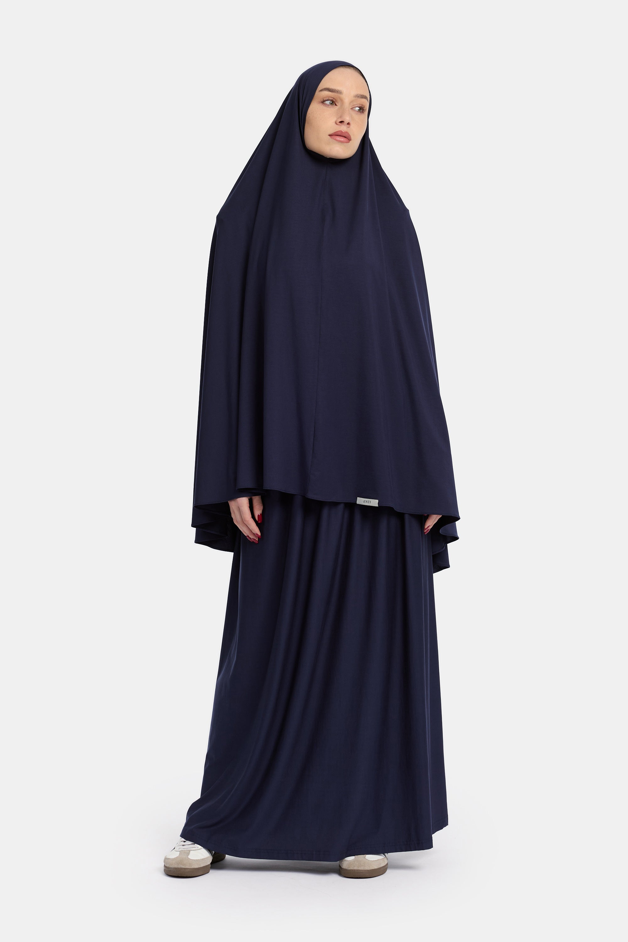 voor aanzicht van Model die draagt de breathable modal khimar en rok van de modest merk ENTI in de kleur donker blauw