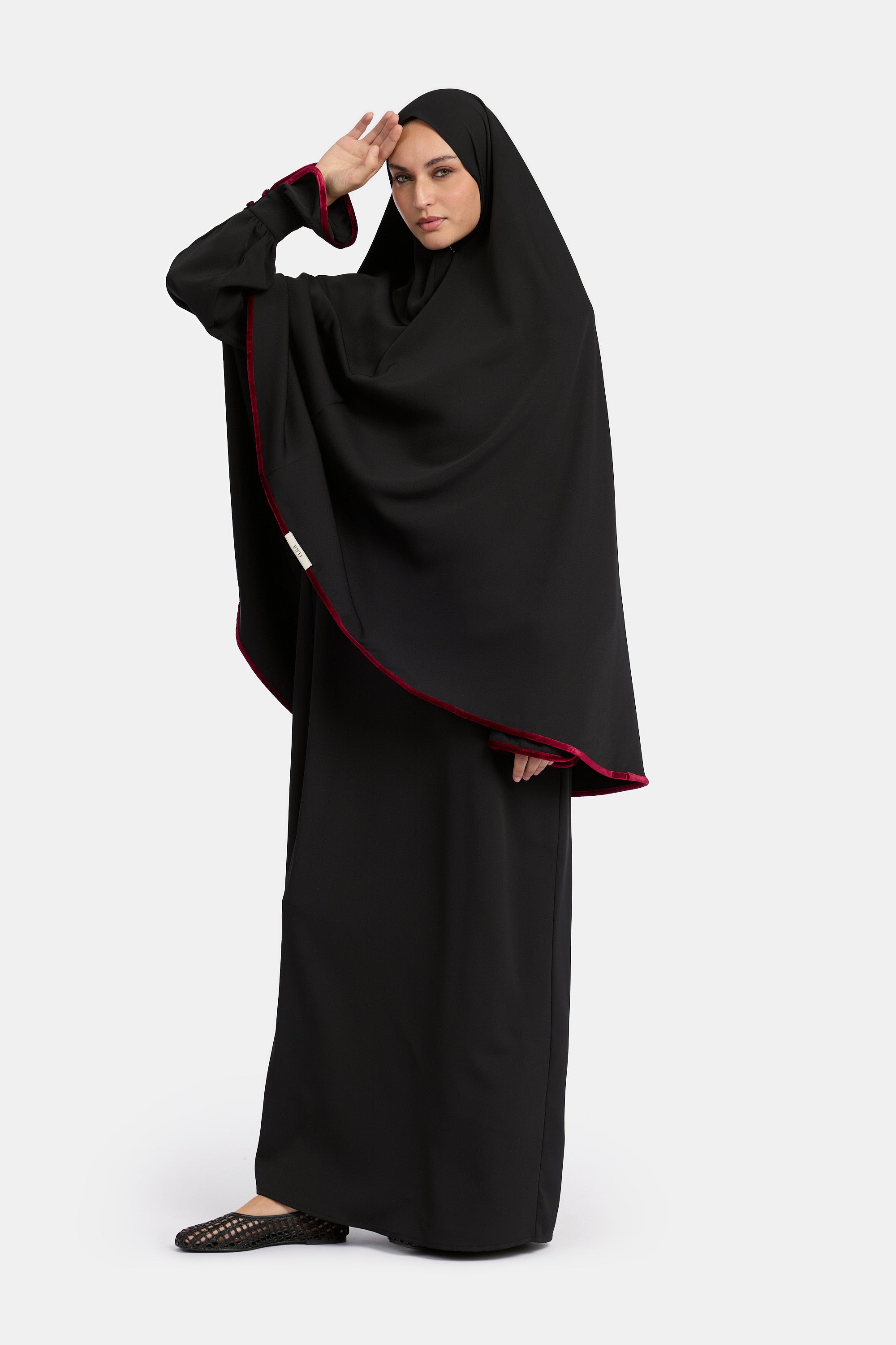 voor aanzicht van model die draagt de mastour velvet khimar en abaya set in de kleur zwart.