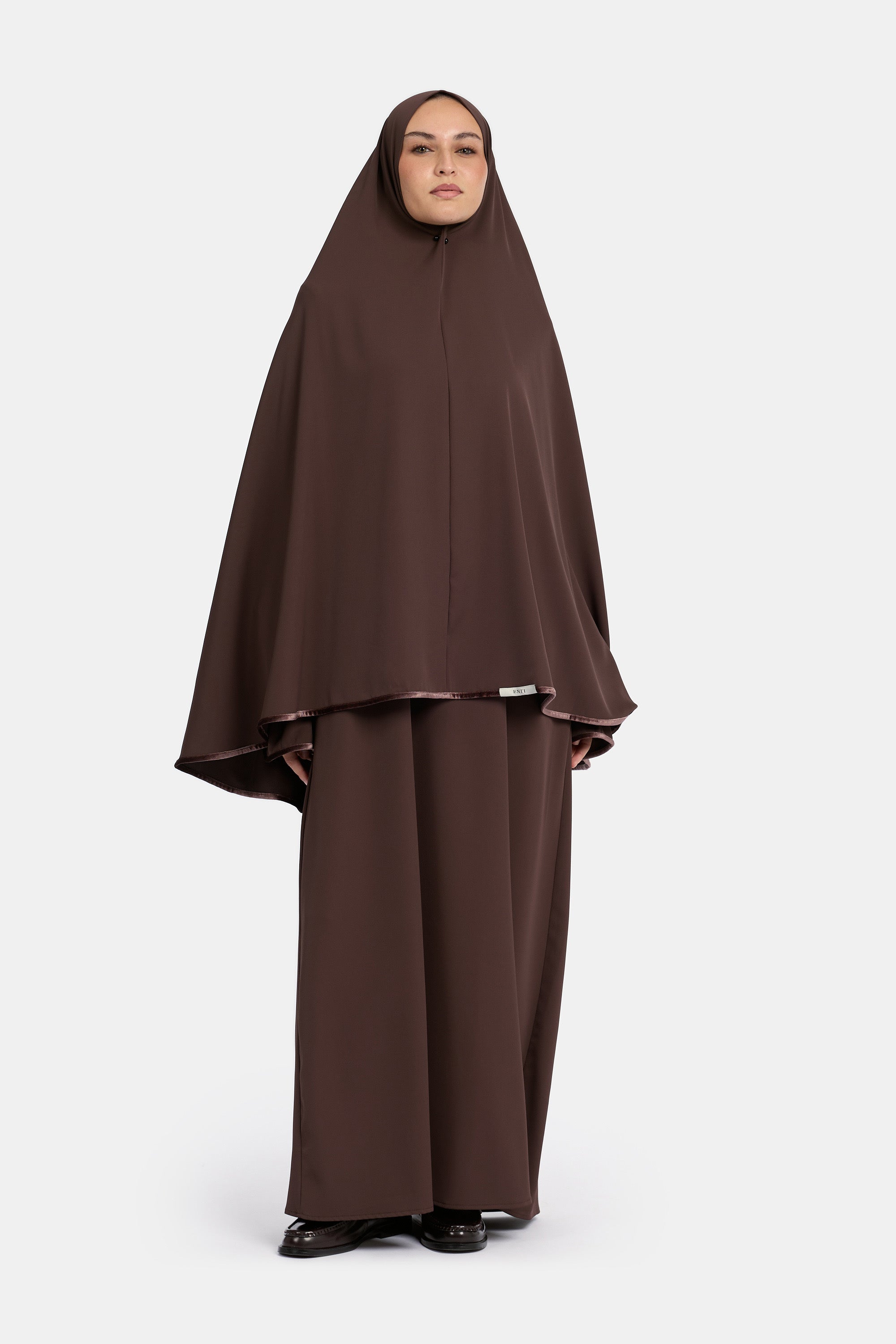 voor aanzicht van model die draagt de mastour velvet khimar en abaya set in de kleur donker bruin.