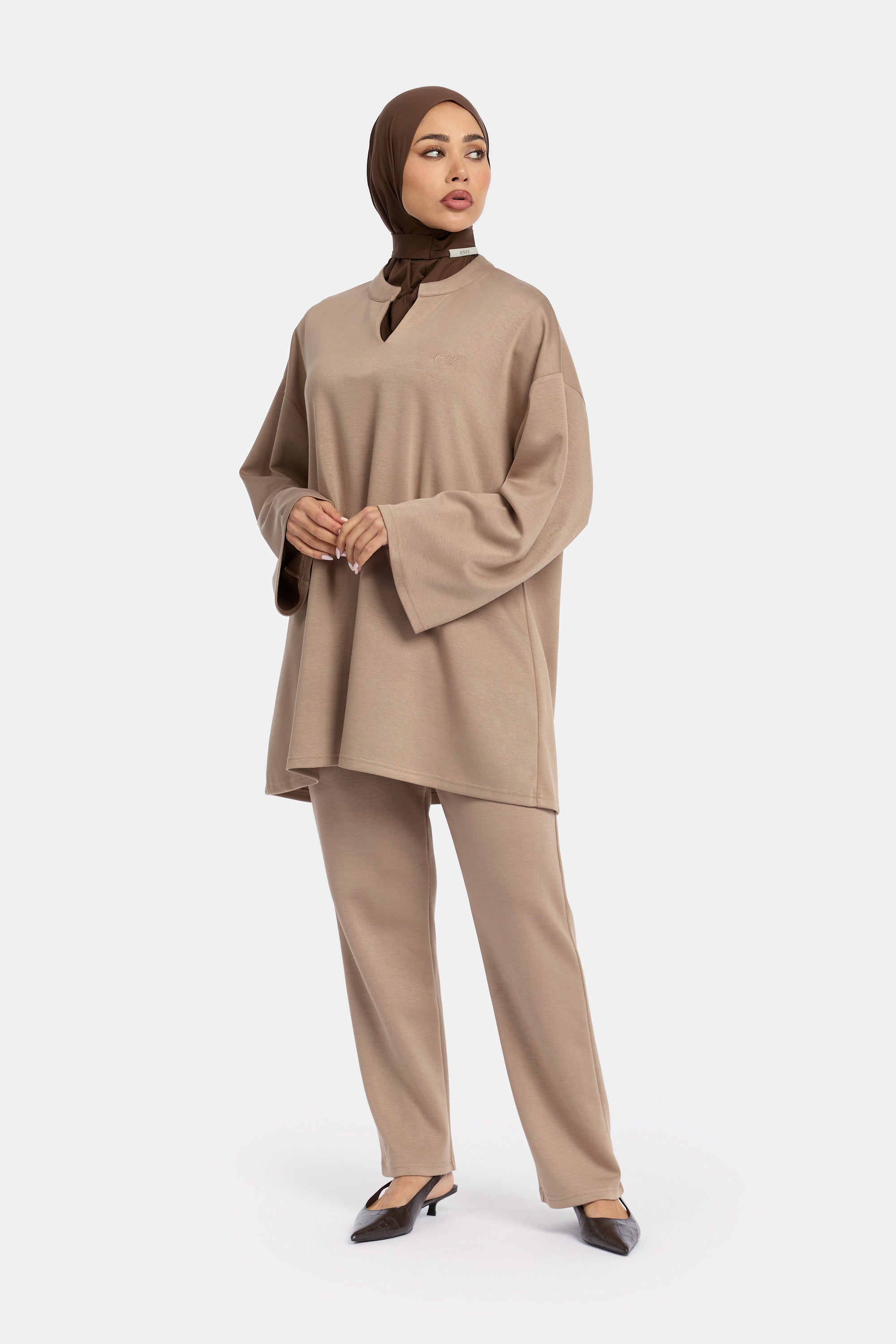 vooraanzicht van de model die Wide Sleeve Set van het modest merk ENTI draagt in het walnut.
