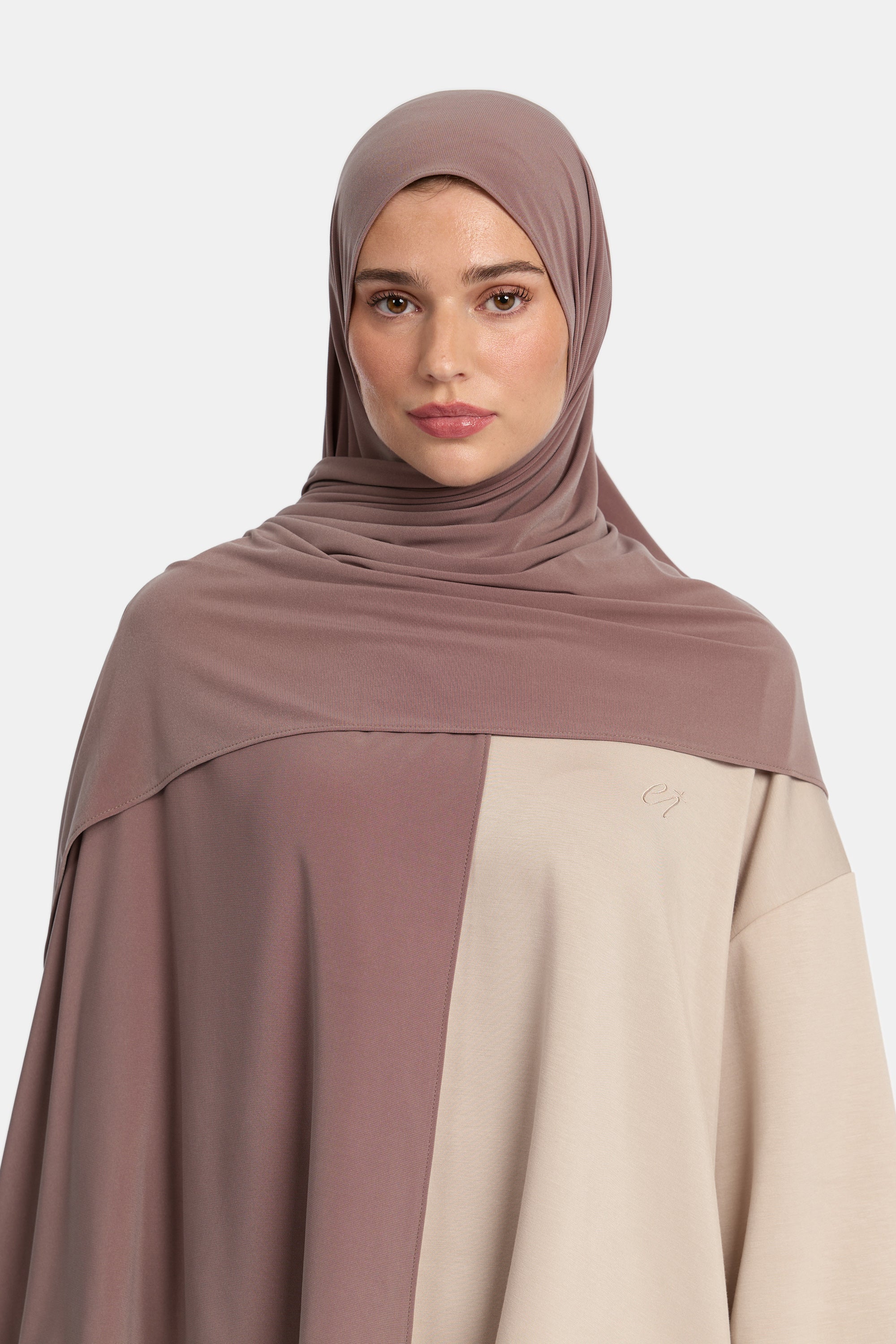 Model draagt de enti premium jersey hoofddoek die ademend is en in de kleur light latte