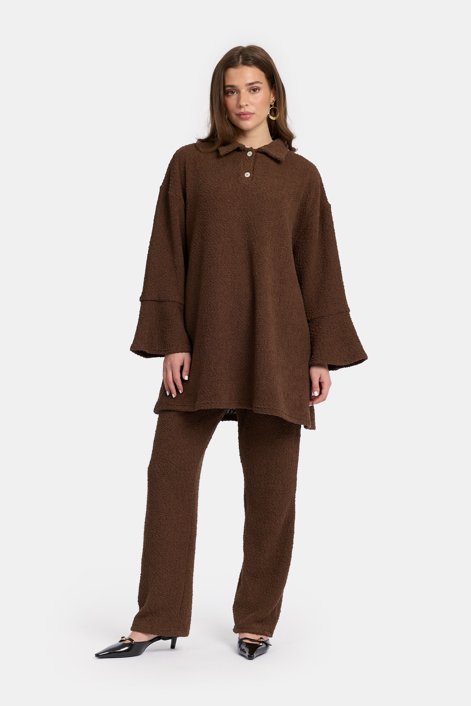 voor aanzicht van model die draagt de enti Unbound Knit Set in de kleur donker bruin