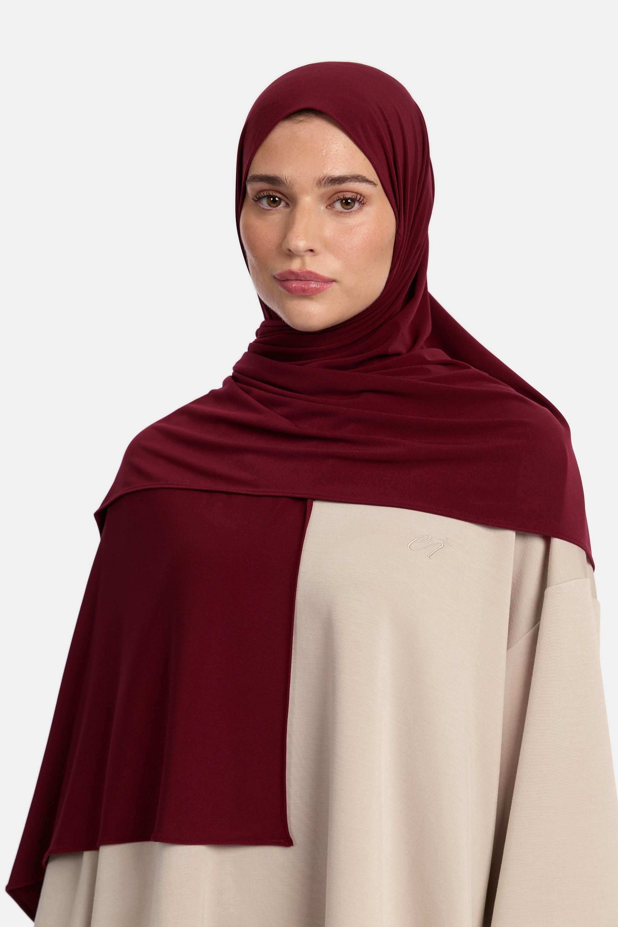 Model draagt de enti premium jersey hoofddoek die ademend is en in de kleur burgundy