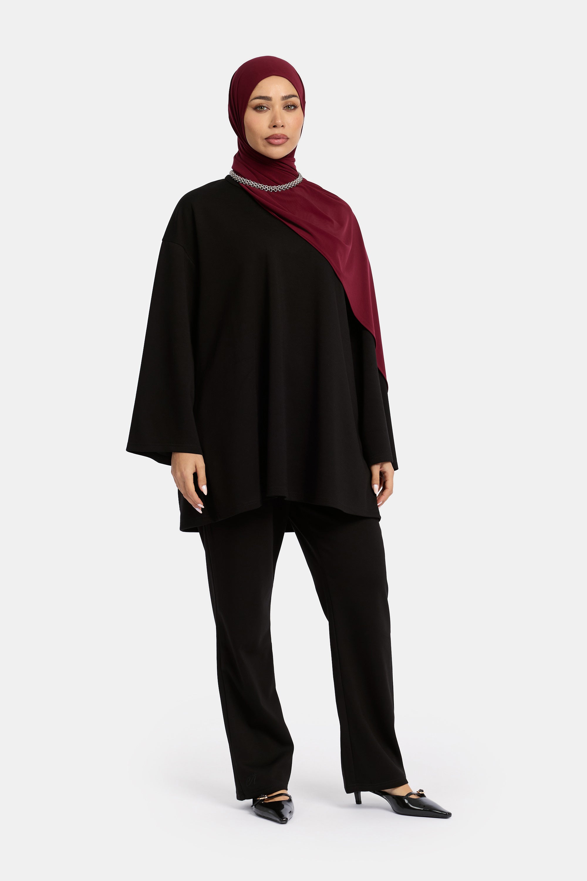 vooraanzicht van de model die Wide Sleeve Set van het modest merk ENTI draagt in het zwart.