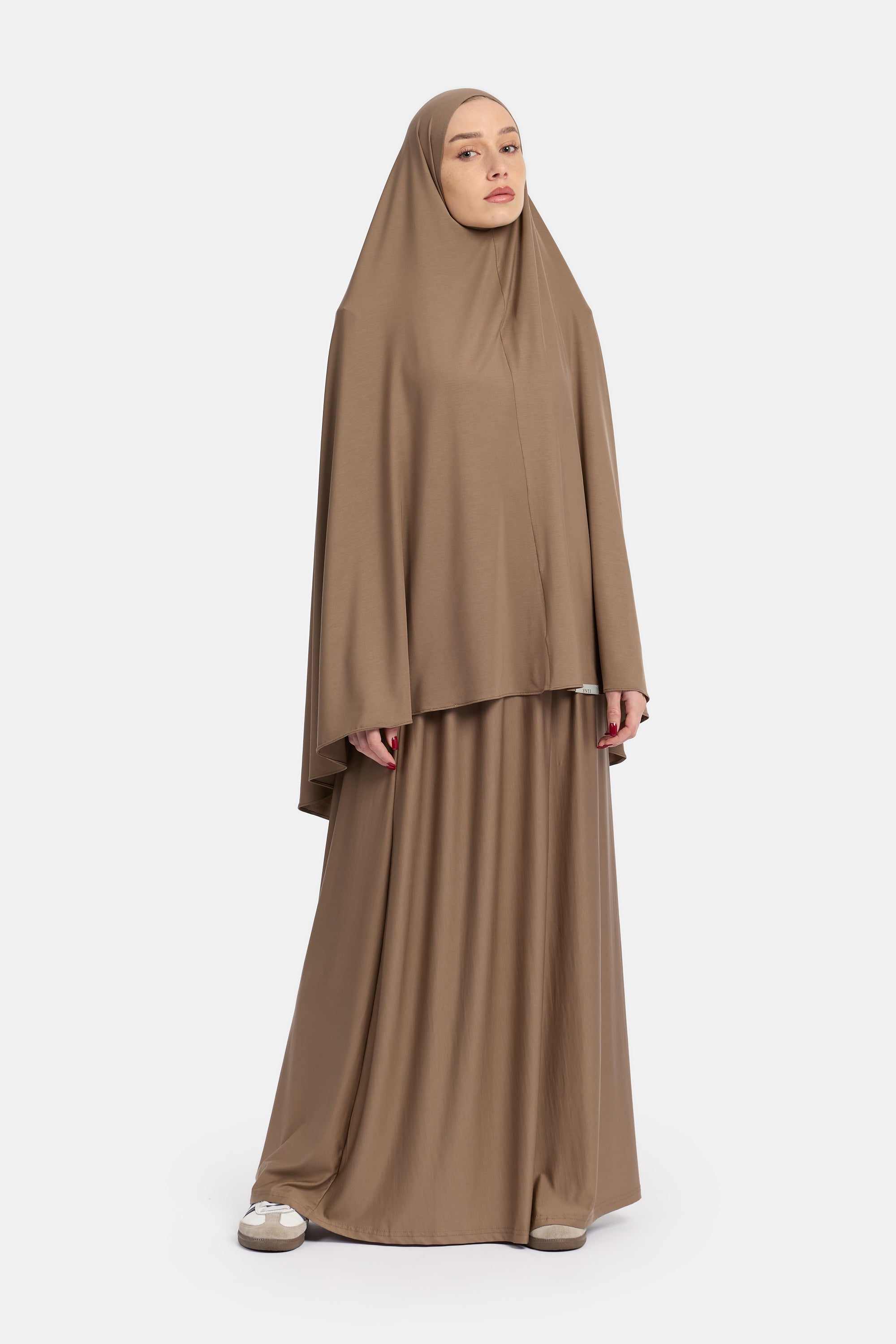 voor aanzicht van Model die draagt de breathable modal khimar en rok van de modest merk ENTI in de kleur bruin