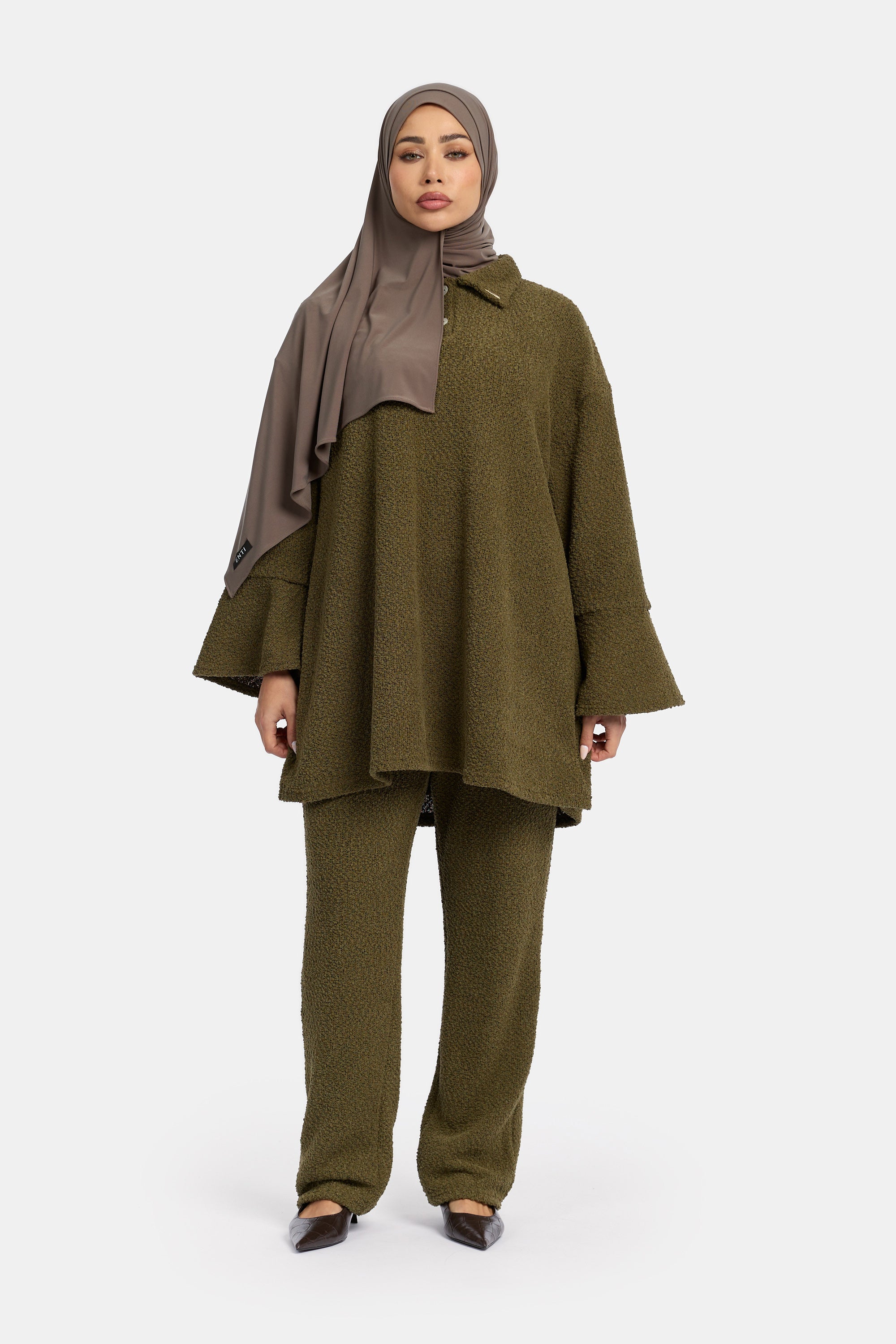 voor aanzicht van model die draagt de enti Unbound Knit Set in de kleur groen