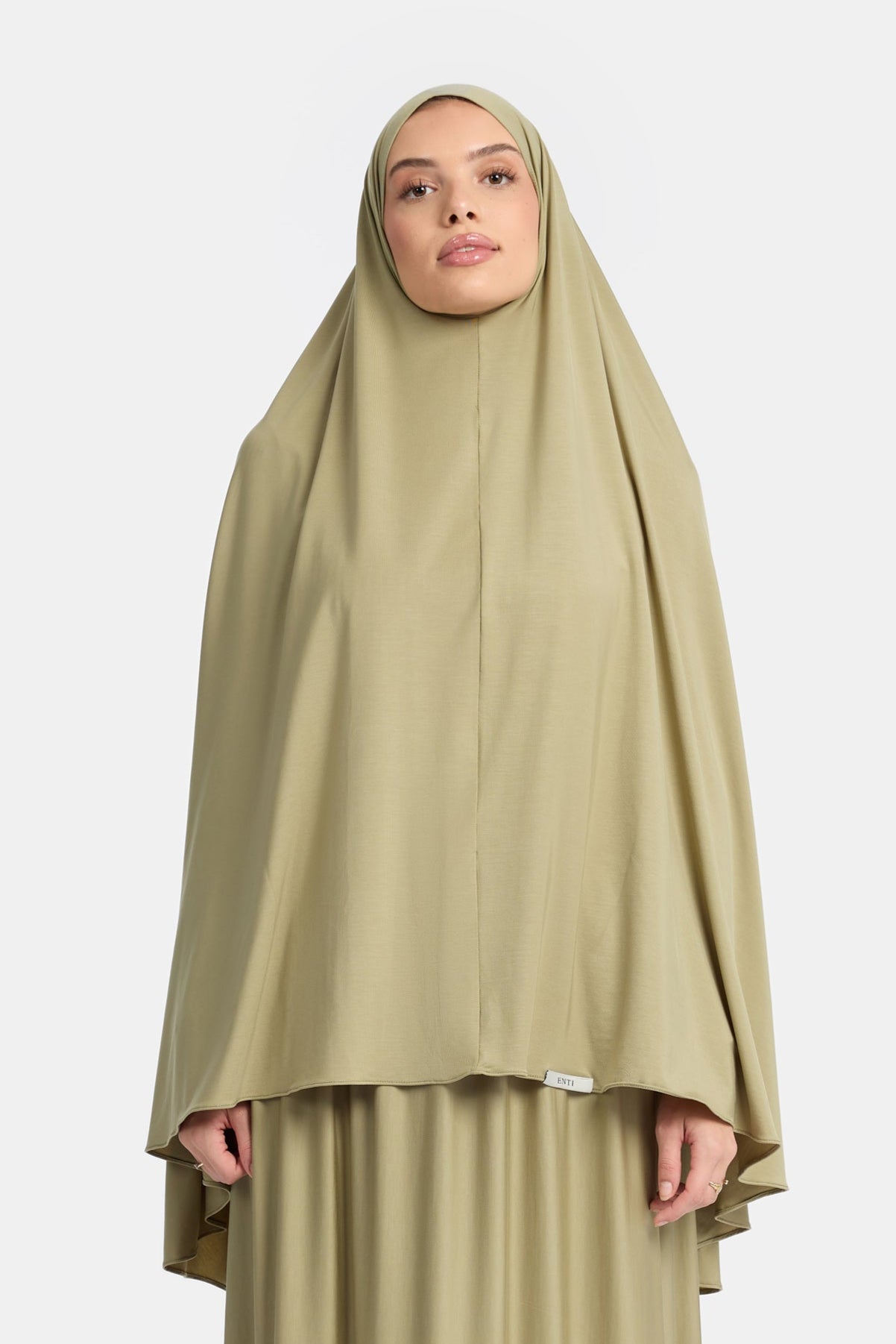 voor aanzicht van model die de breathable modal khimar set draagt van het merk enti in de kleur groen