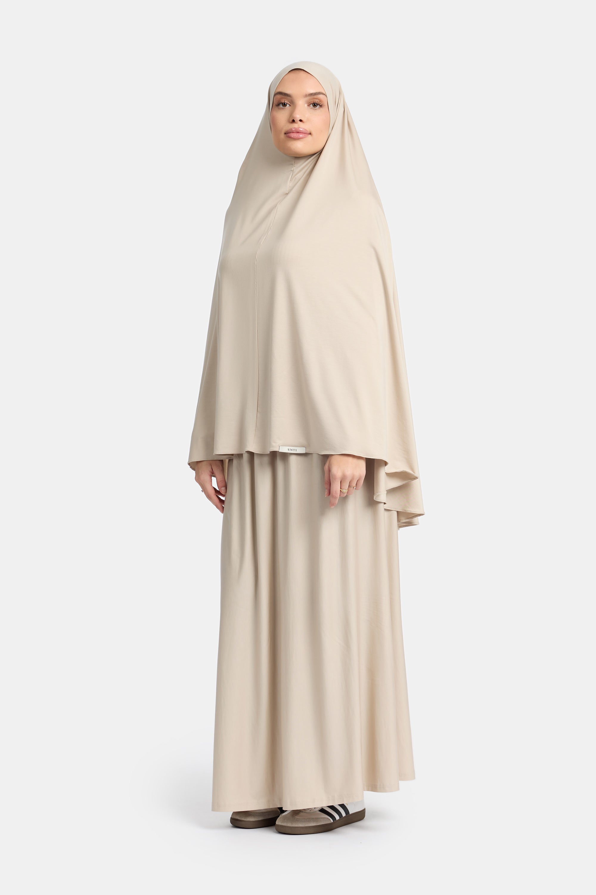 vooraanzicht model draagt de breathable modal khimar set an het merk enti in de kleur royal beige