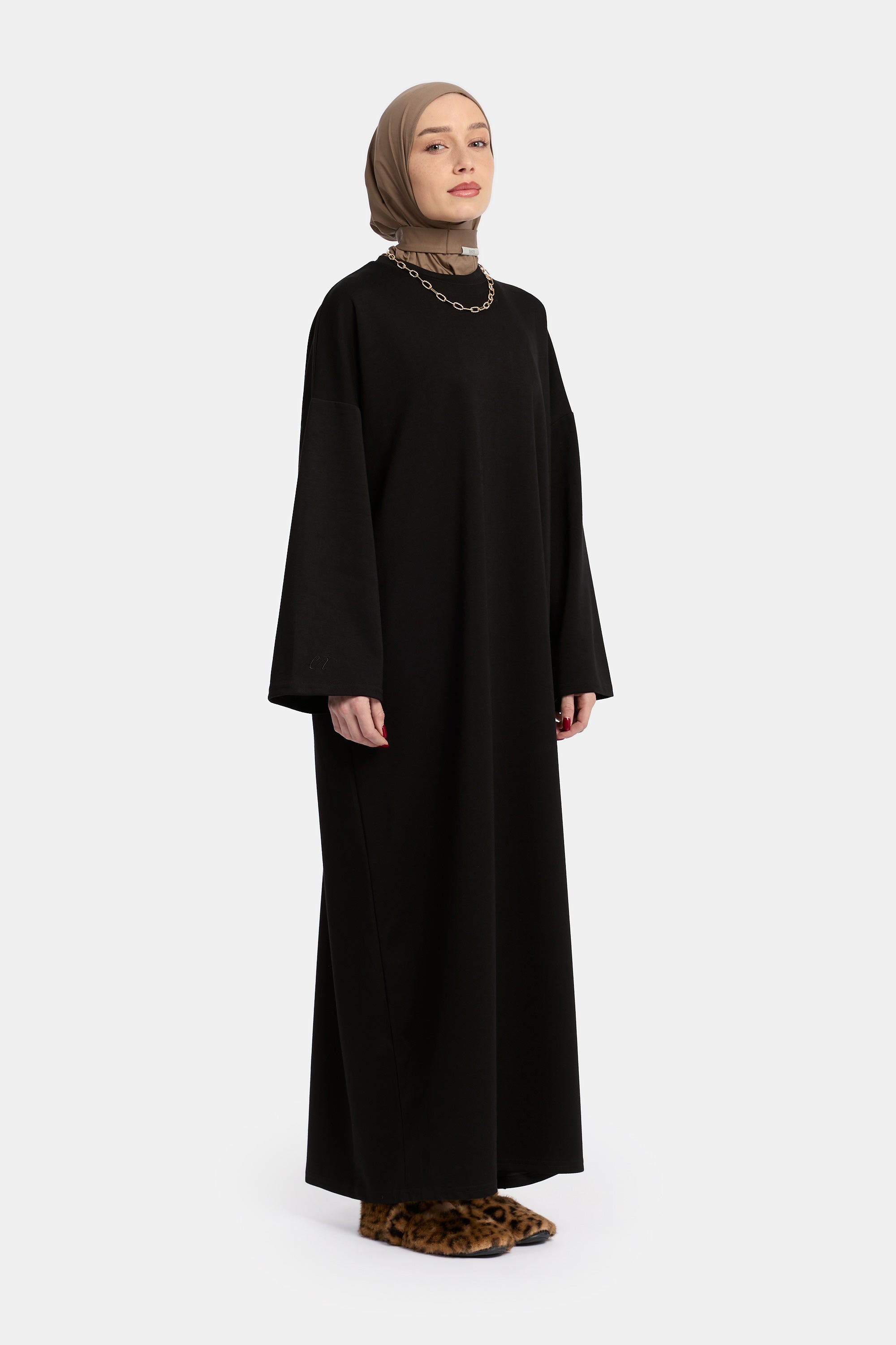 zij aanzicht van model die draagt Wide Sleeve Dress van het modest merk ENTI in de kleur zwart