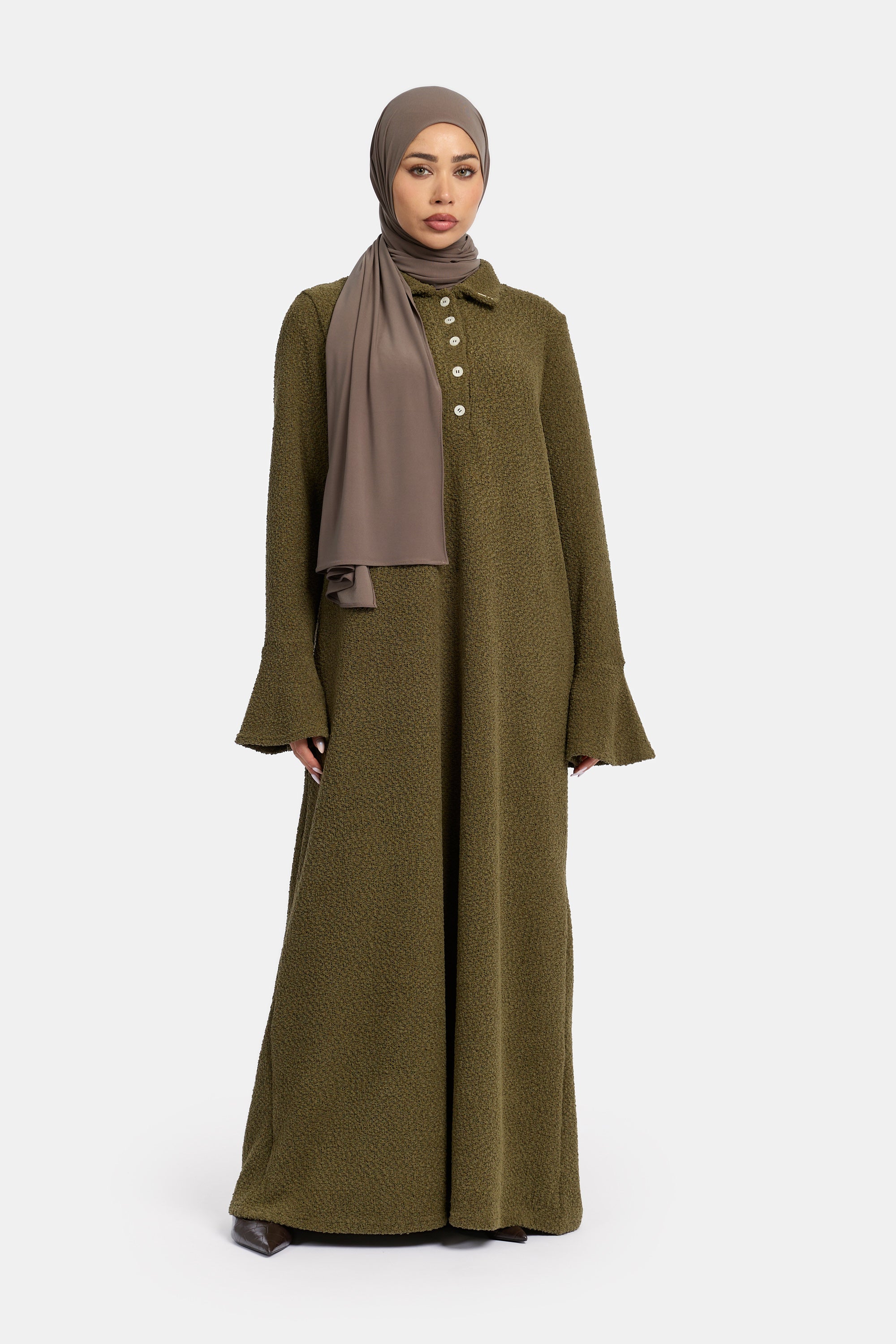 voor aanzicht van model die draagt de enti Unbound Knit shirt dress in de kleur groen