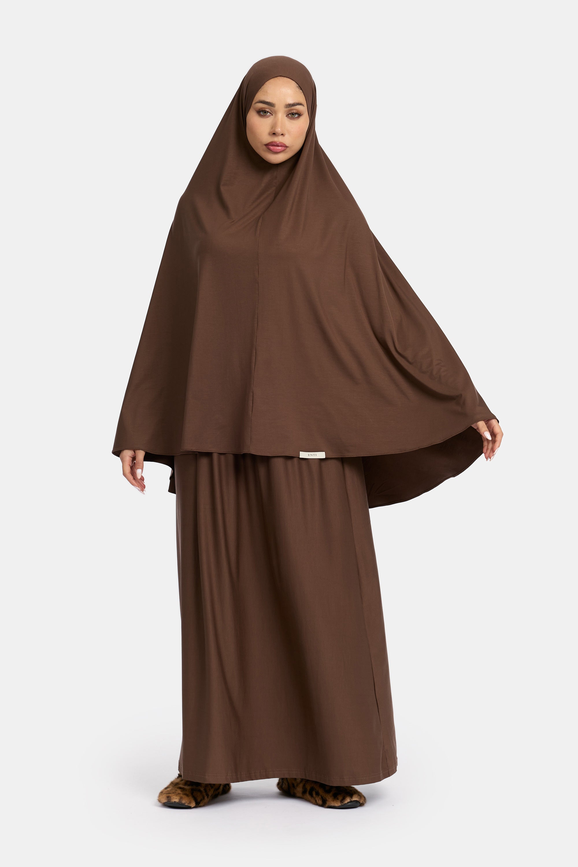voor aanzicht van Model die draagt de breathable modal khimar en rok van de modest merk ENTI in de kleur donker bruin