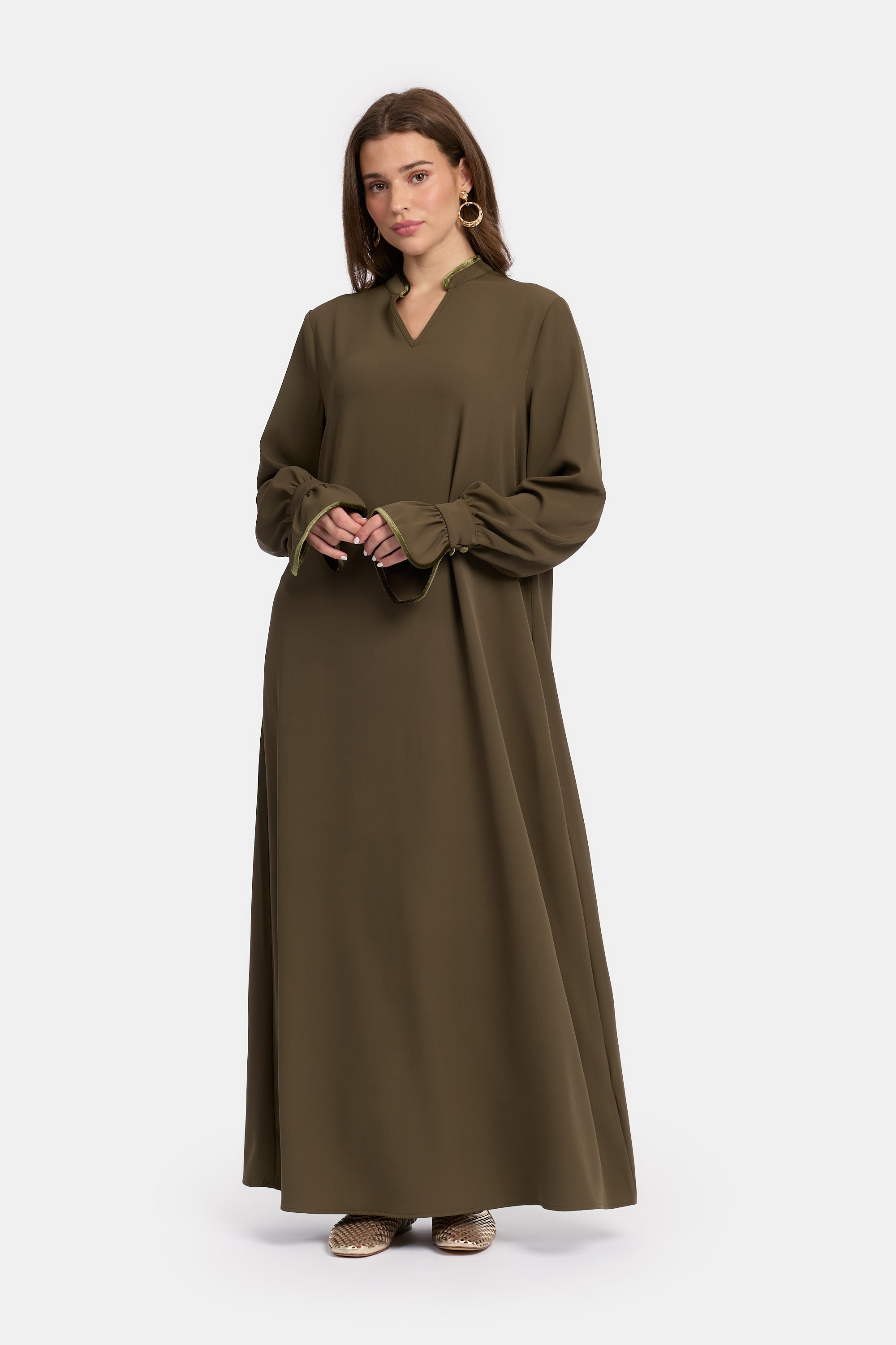 voor aanzicht van model die draagt de mastour velvet khimar en abaya set in de kleur groen.