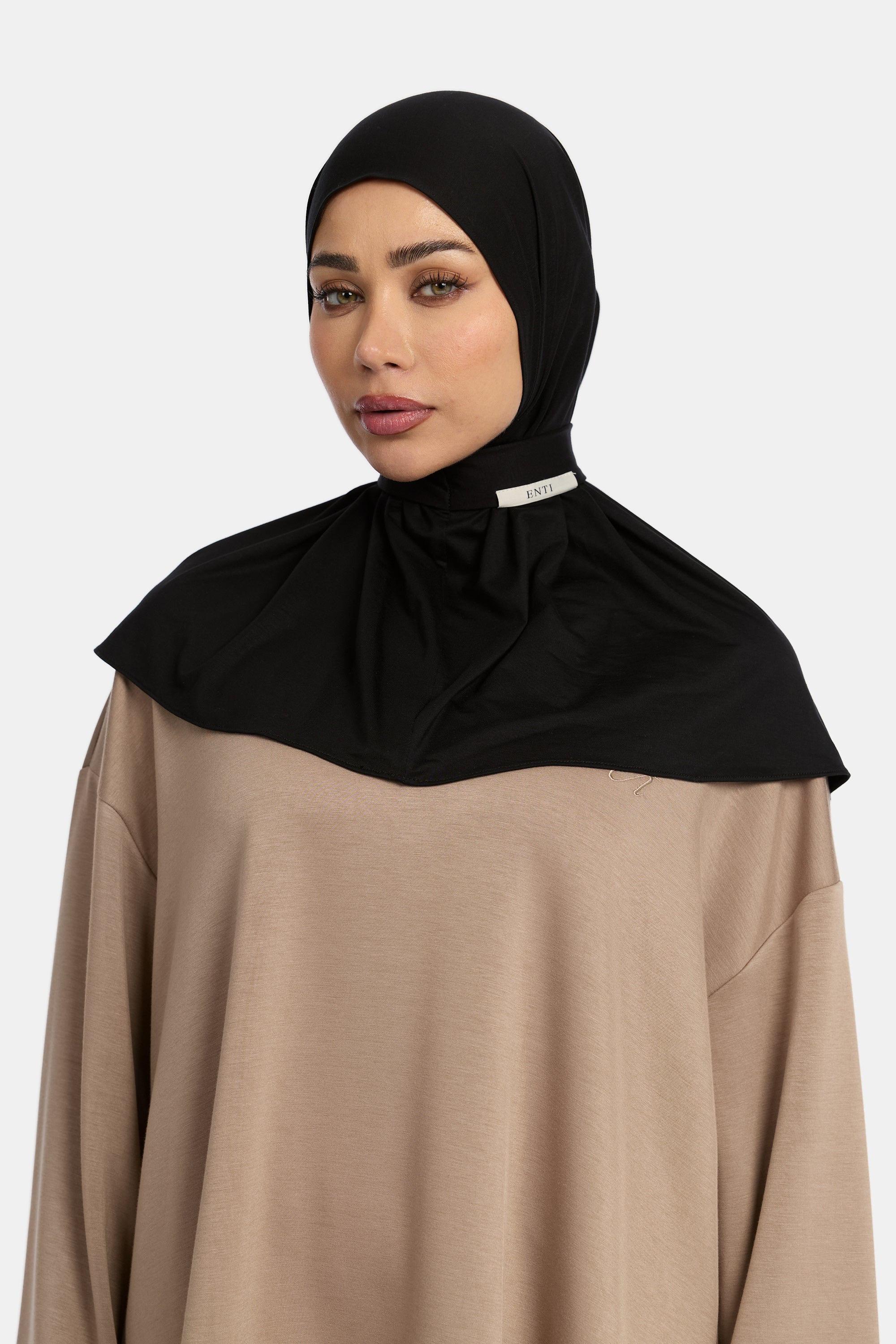 model draagt de instant hoofddoek van het merk ENTI in de kleur Zwart