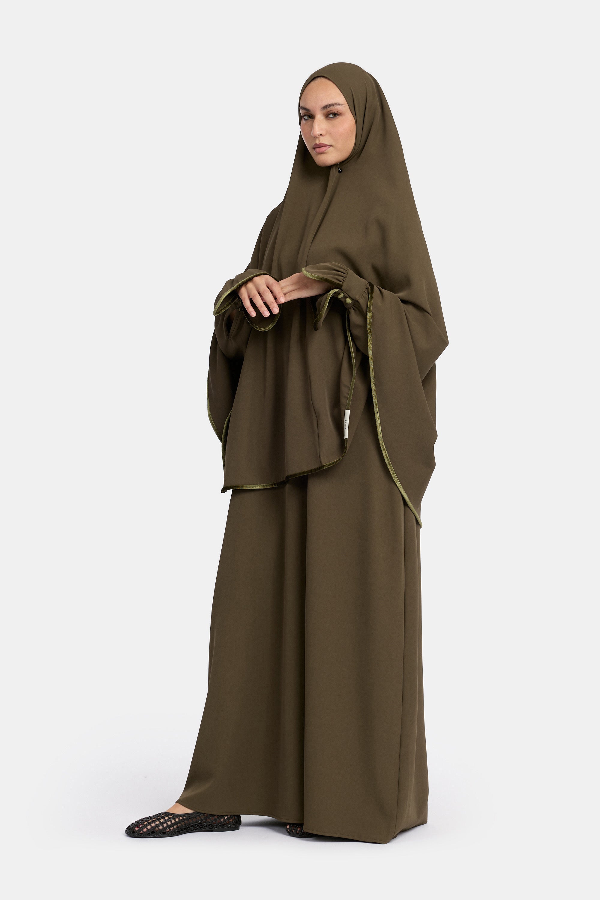 voor aanzicht van model die draagt de mastour velvet khimar en abaya set in de kleur groen.