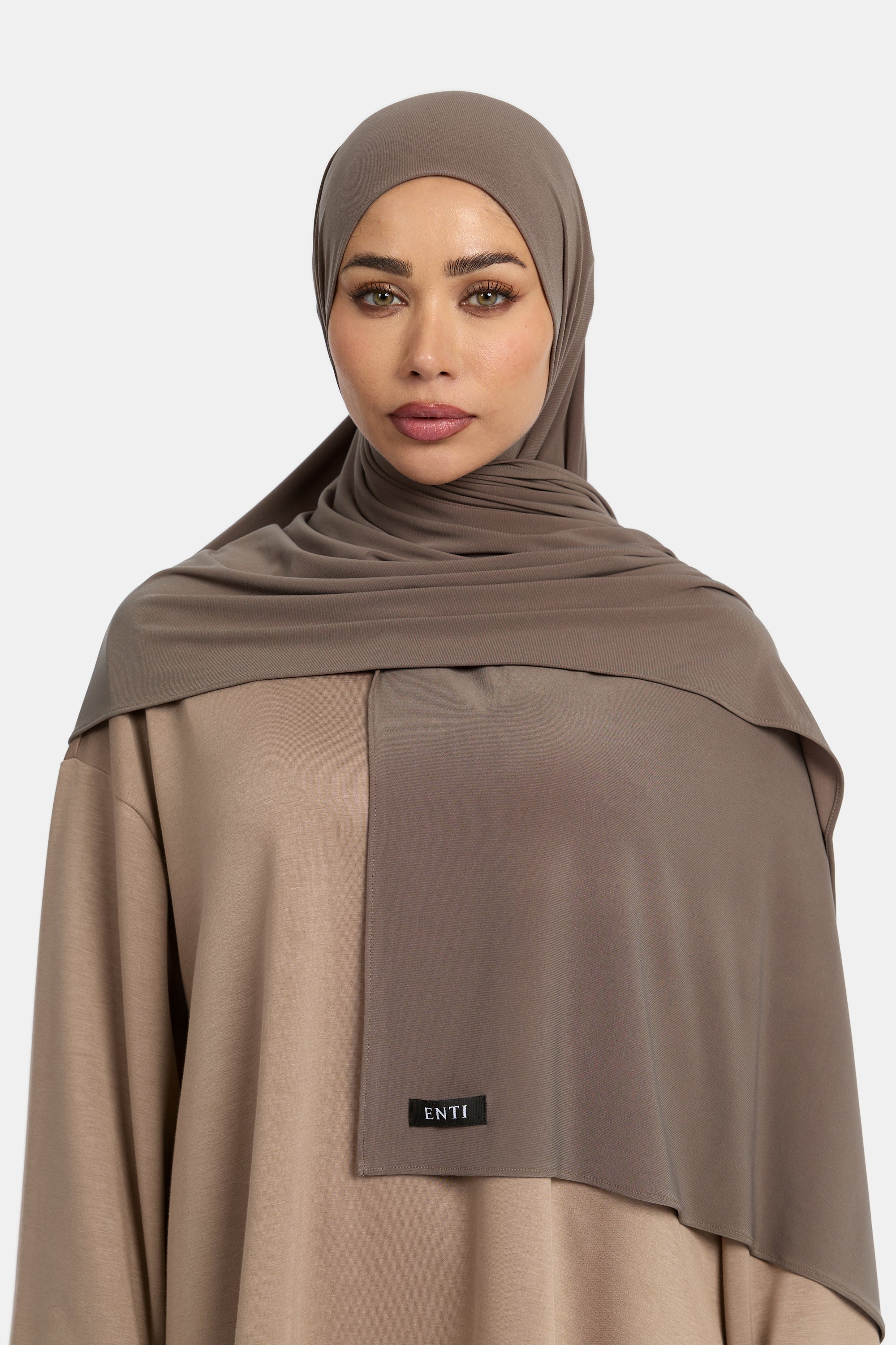 Model draagt de enti premium jersey hoofddoek die ademend is en in de kleur Marron