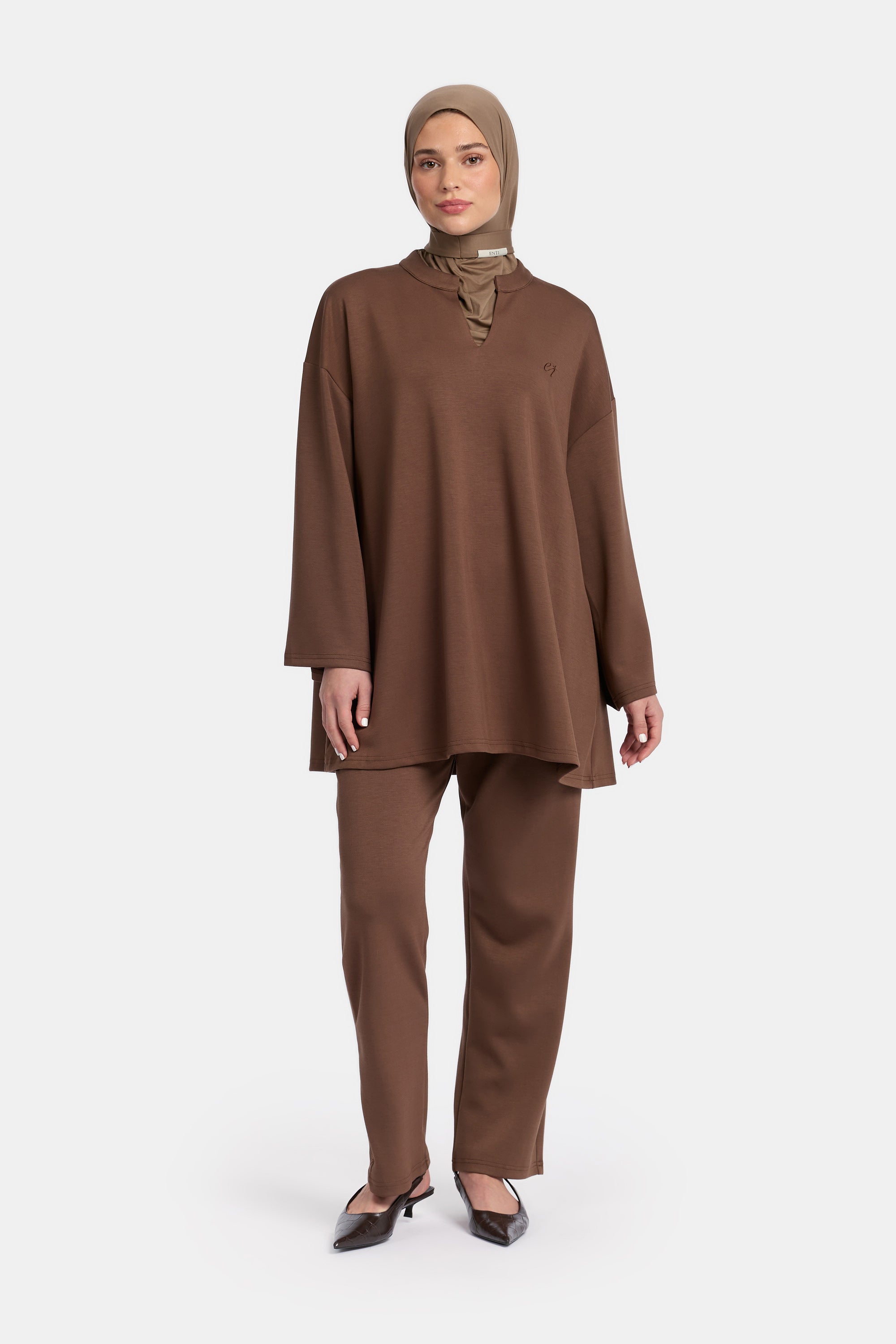 vooraanzicht van de model die Wide Sleeve Set van het modest merk ENTI draagt in het donker bruin