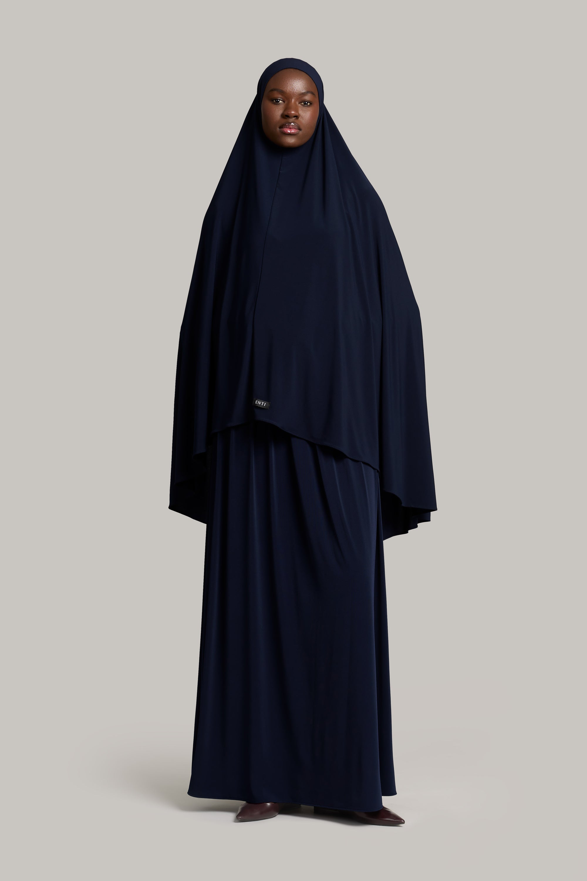 model draagt breathable jersey khimar set van het merk ENTI in de kleur donker blauw.