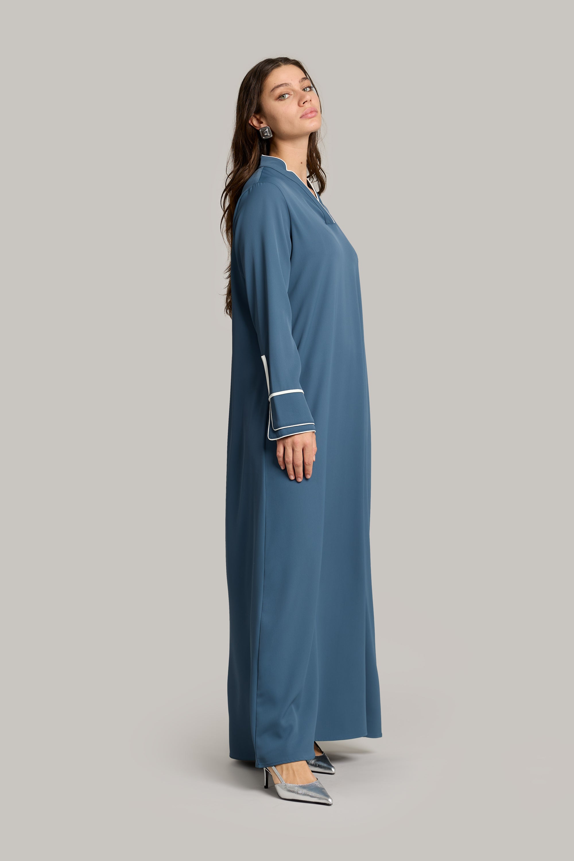 zij aanzicht van model en draagt de double sleeve dress in de kleur zacht blauw van het merk ENTI.