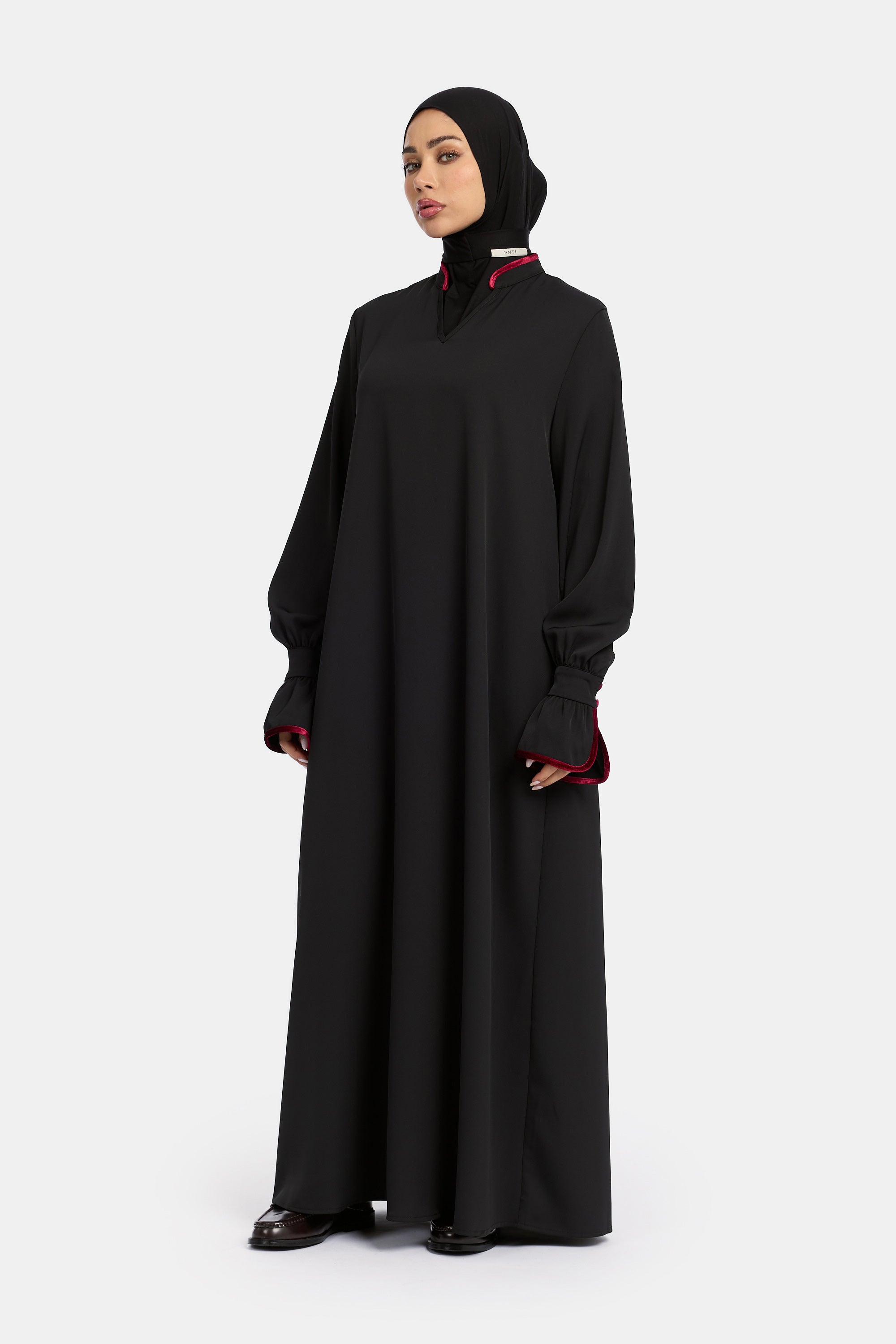 voor aanzicht van model die draagt de mastour velvet khimar en abaya set in de kleur zwart.