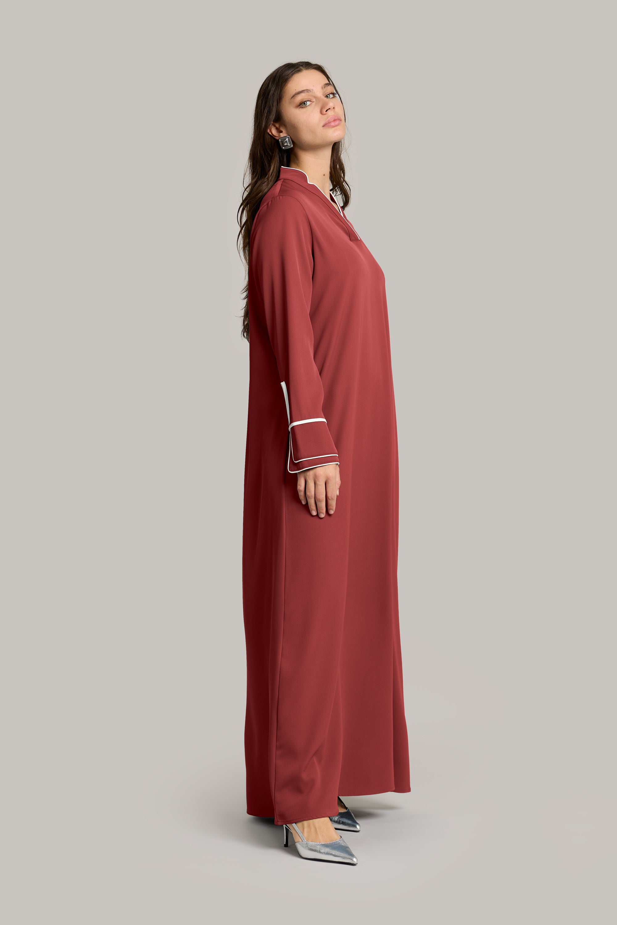 zij aanzicht model draagt de double sleeve dress in de kleur burgundy van het merk ENTI.