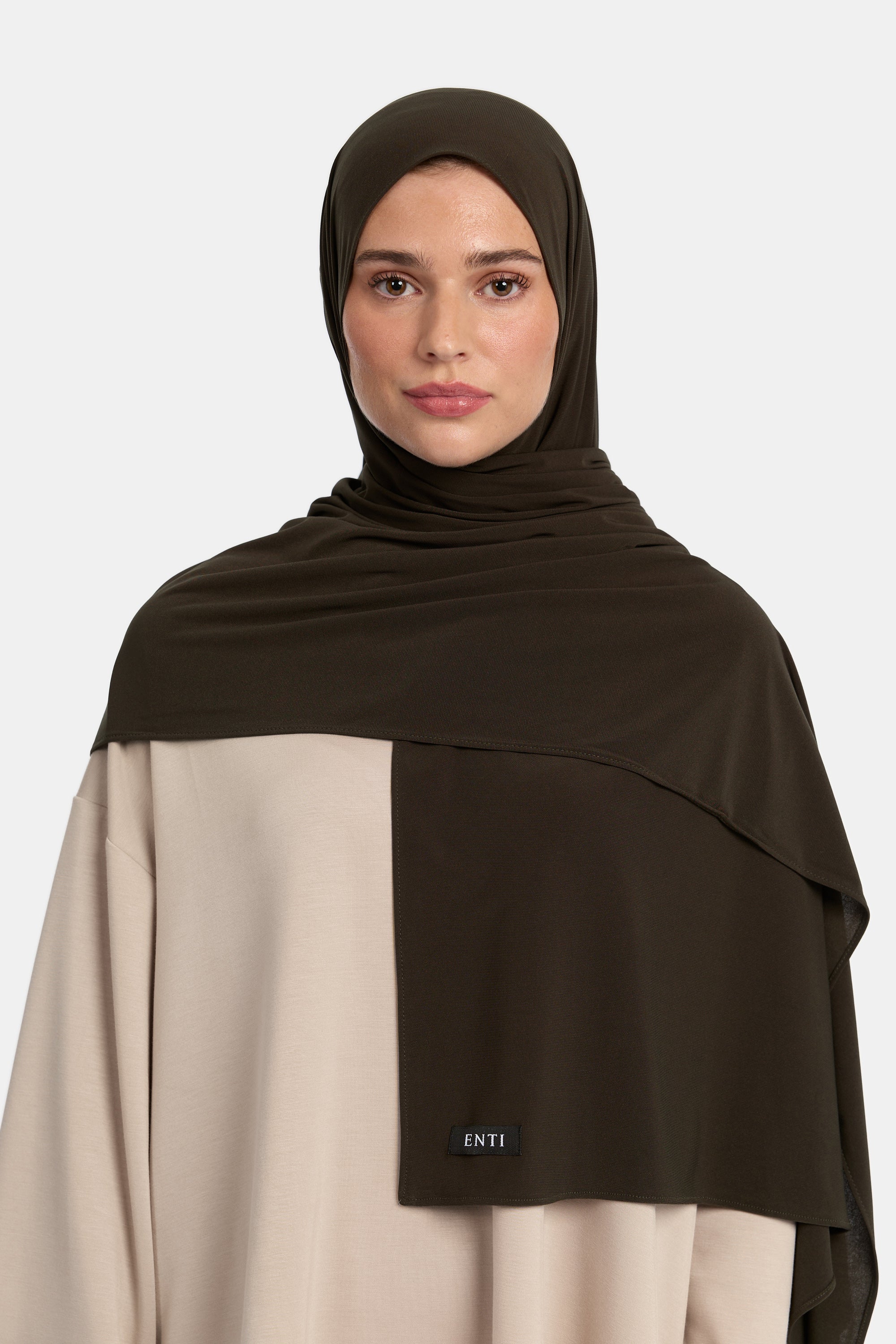 Model draagt de enti premium jersey hoofddoek die ademend is en in de kleur Donker groen