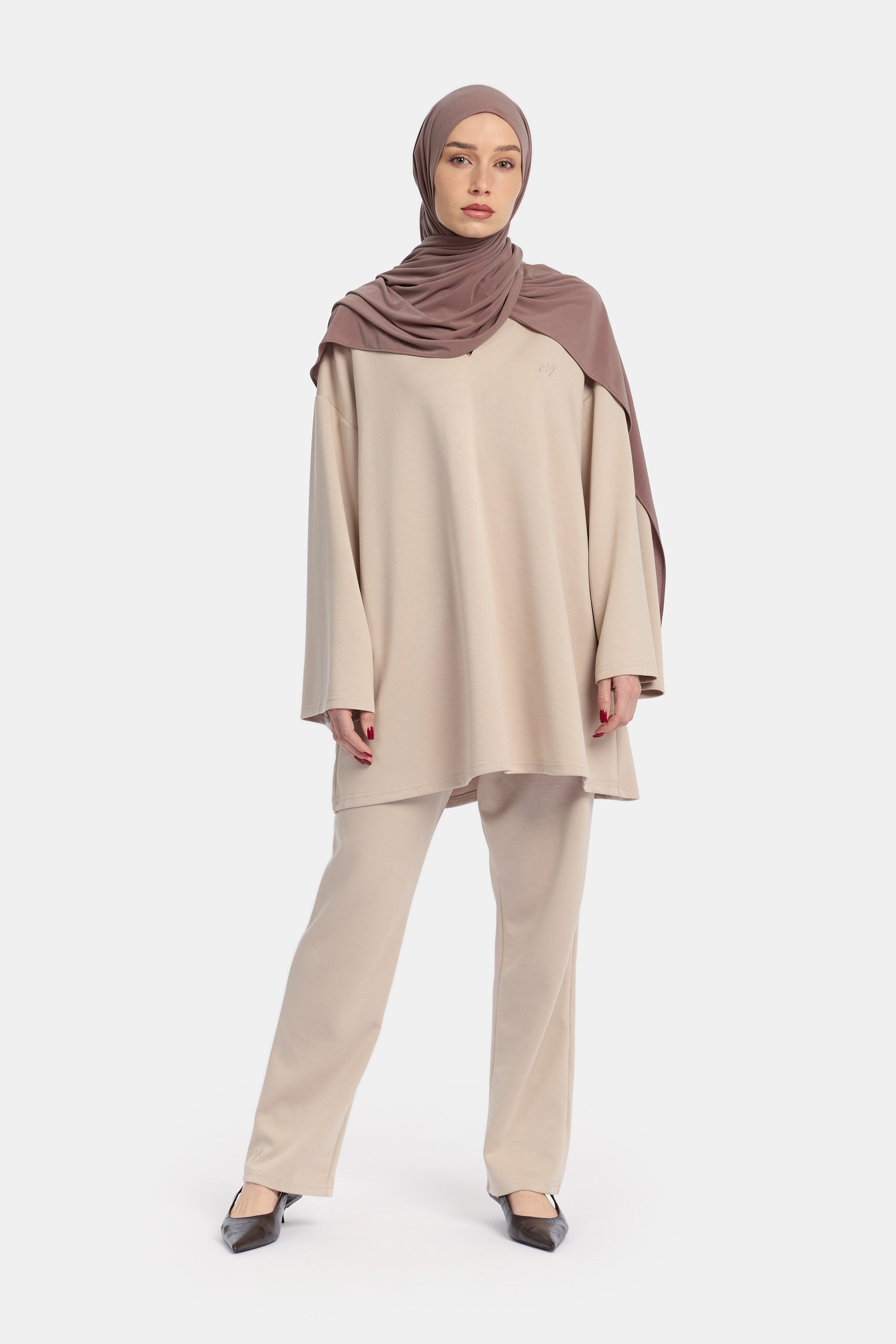 vooraanzicht van de model die Wide Sleeve Set van het modest merk ENTI draagt in het beige.