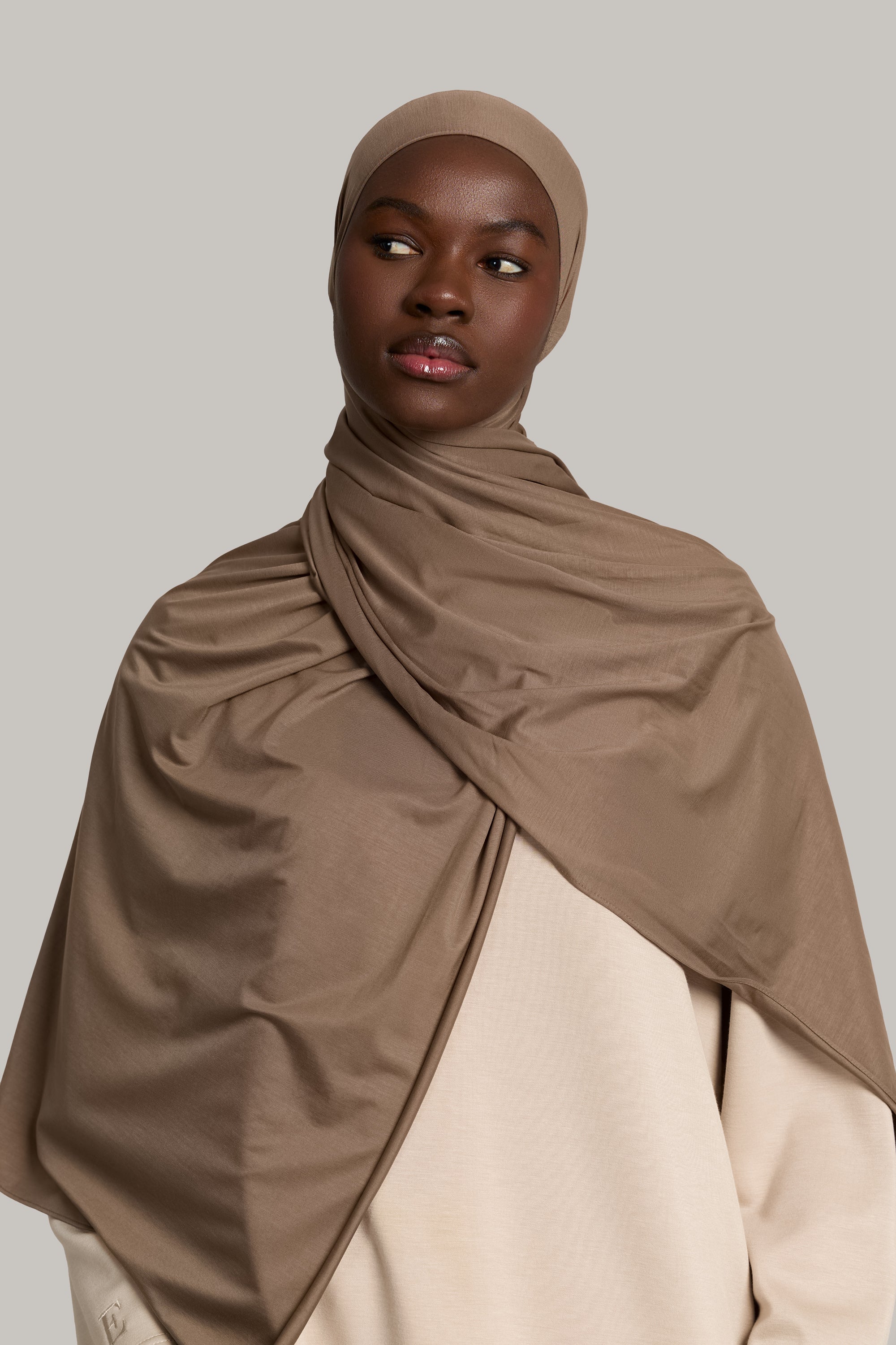 model draagt breathable modal jersey in de kleur sand stone van het merk ENTI