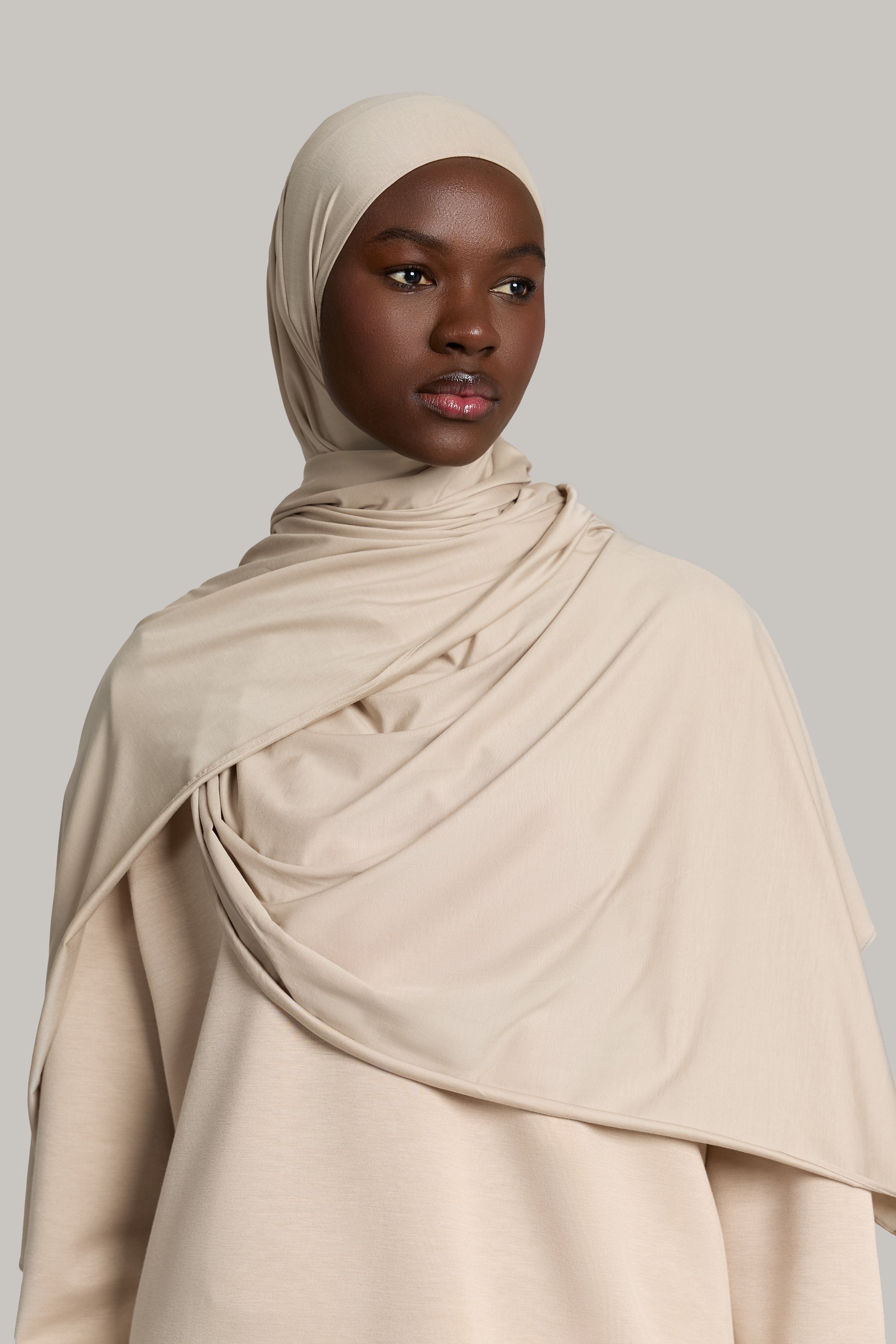 model draagt breathable modal jersey in de kleur royal beige van het merk ENTI