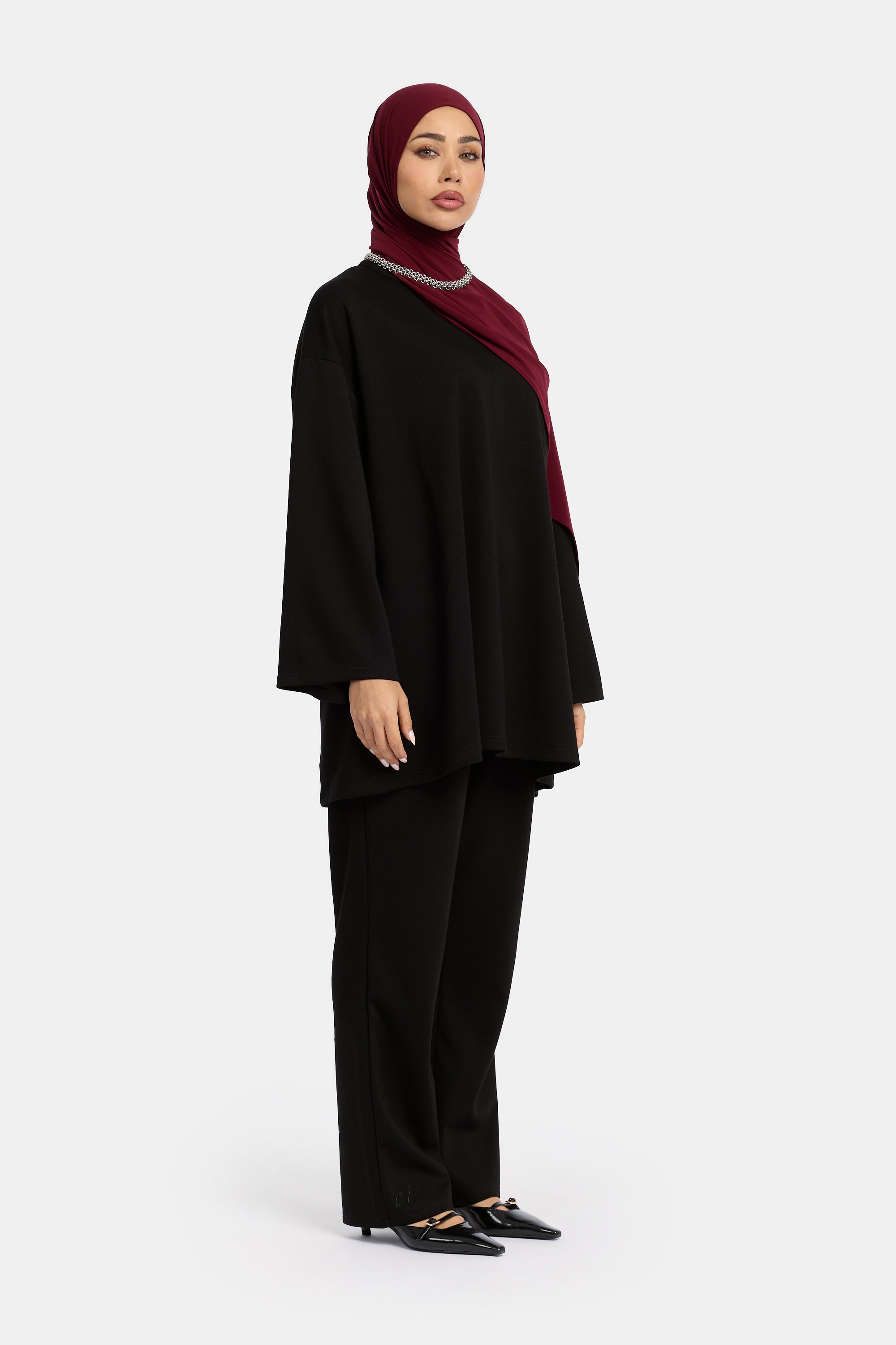zijaanzicht van de model die Wide Sleeve Set van het modest merk ENTI draagt in het zwart.