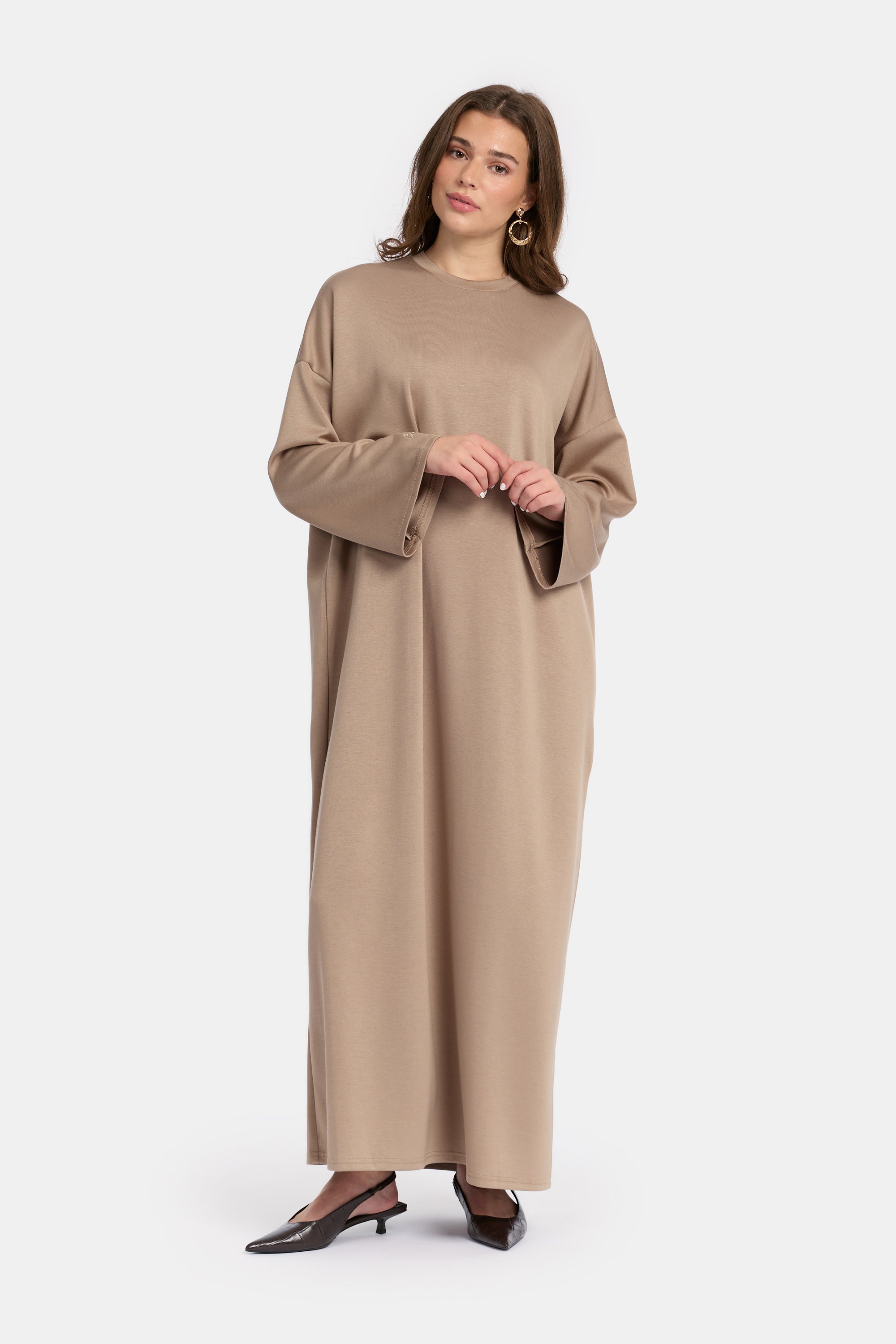 voor aanzicht van model die draagt Wide Sleeve Dress van het modest merk ENTI in de kleur licht bruin