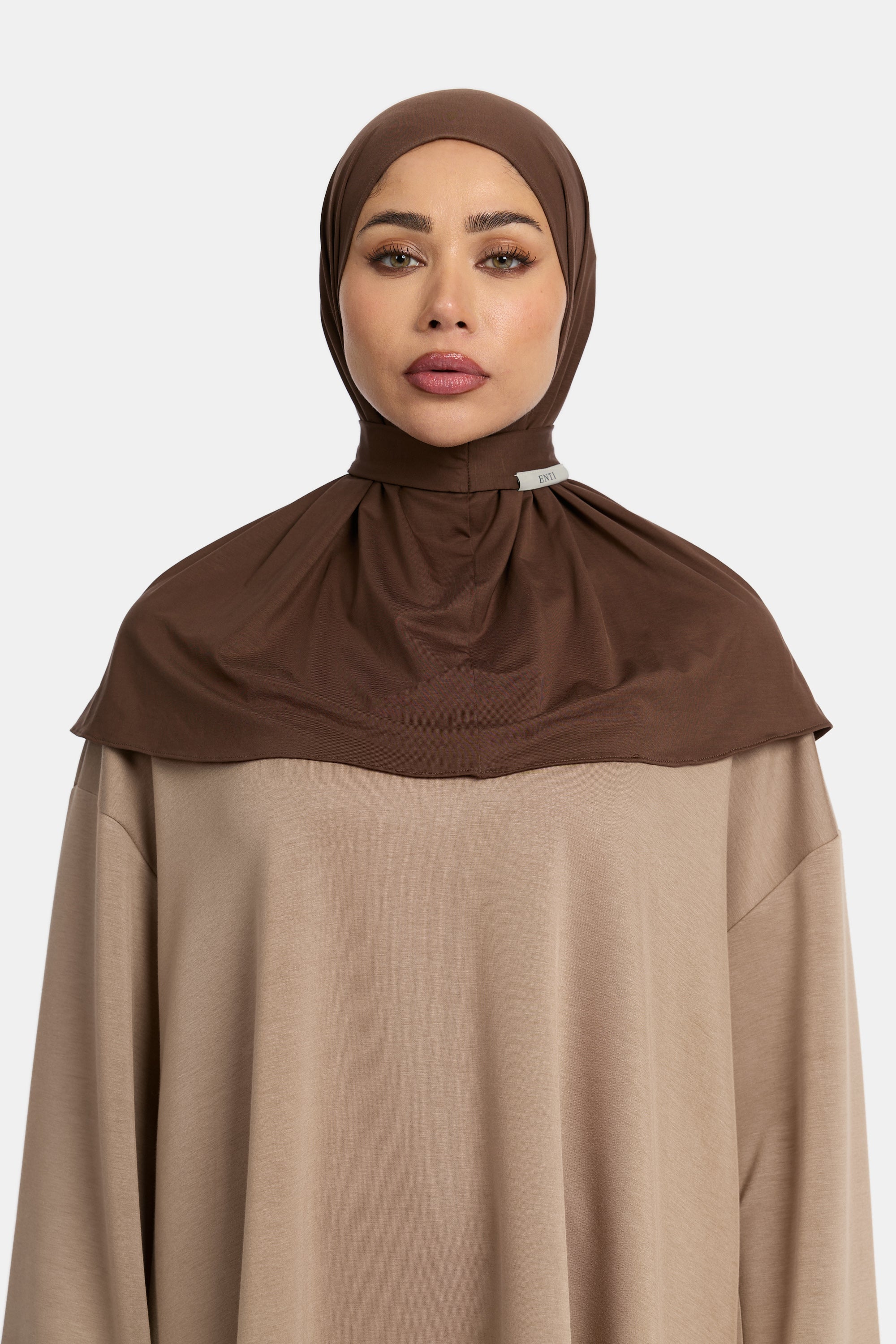 model draagt de instant hoofddoek van het merk ENTI in de kleur donker bruin