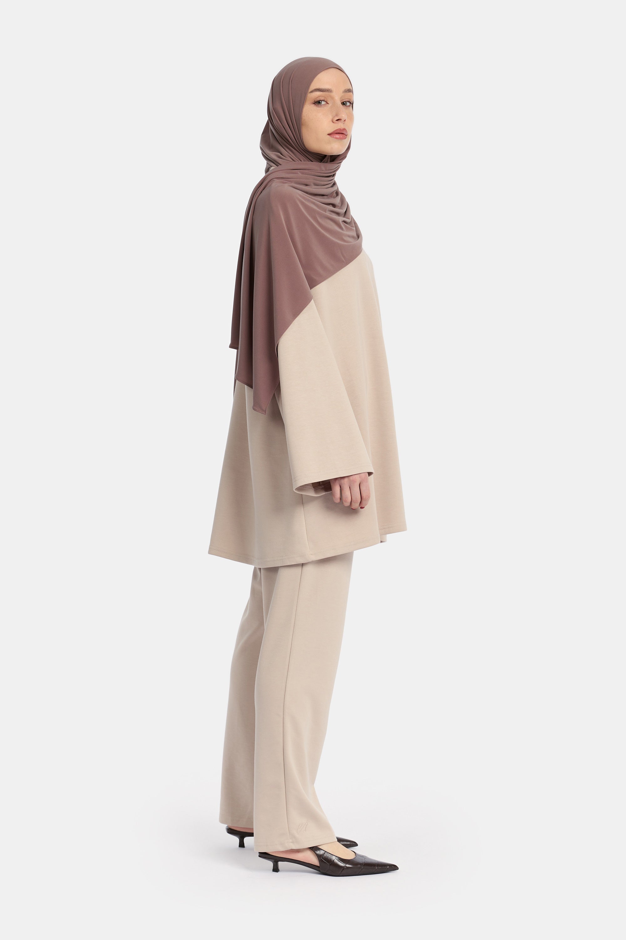 zijaanzicht van de model die Wide Sleeve Set van het modest merk ENTI draagt in het zwart.