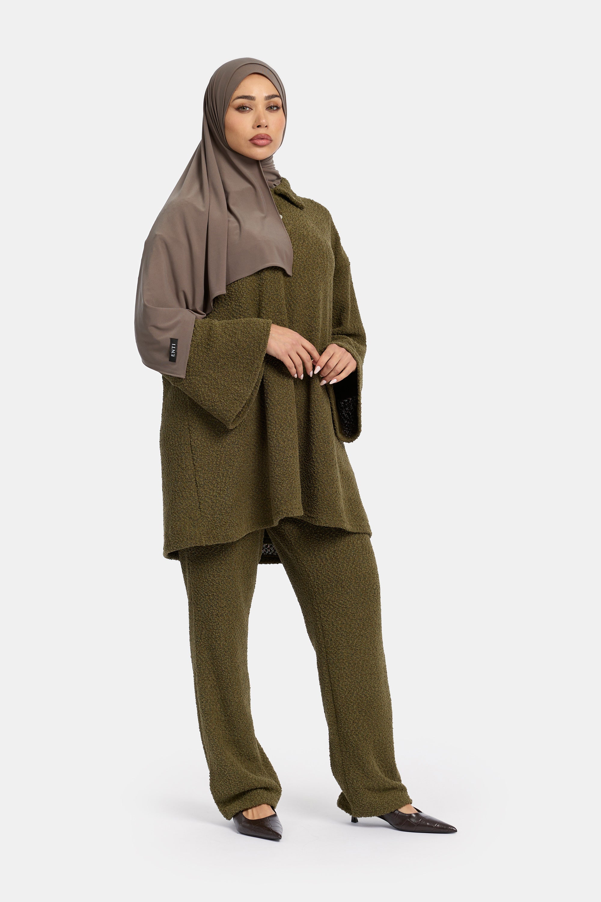 zij aanzicht van model die draagt de enti Unbound Knit Set in de kleur groen