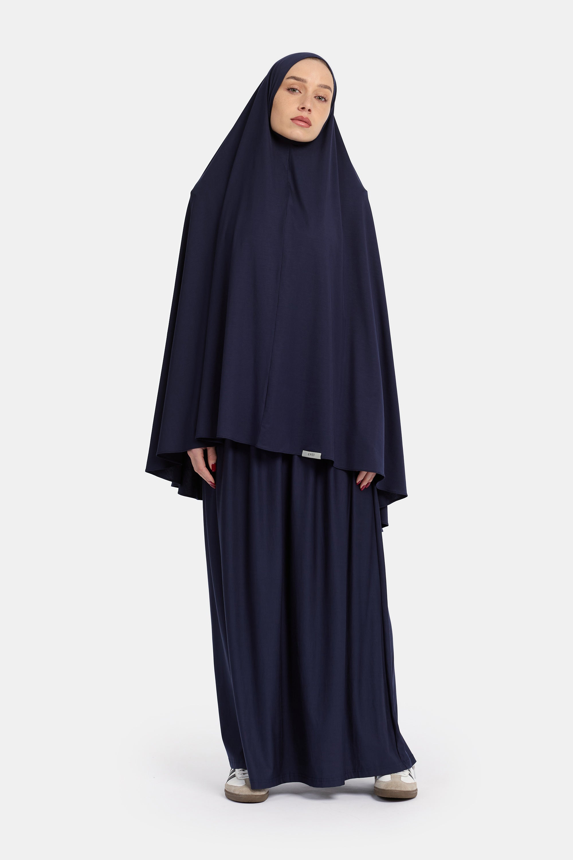 voor aanzicht van Model die draagt de breathable modal khimar en rok van de modest merk ENTI in de kleur donker blauw