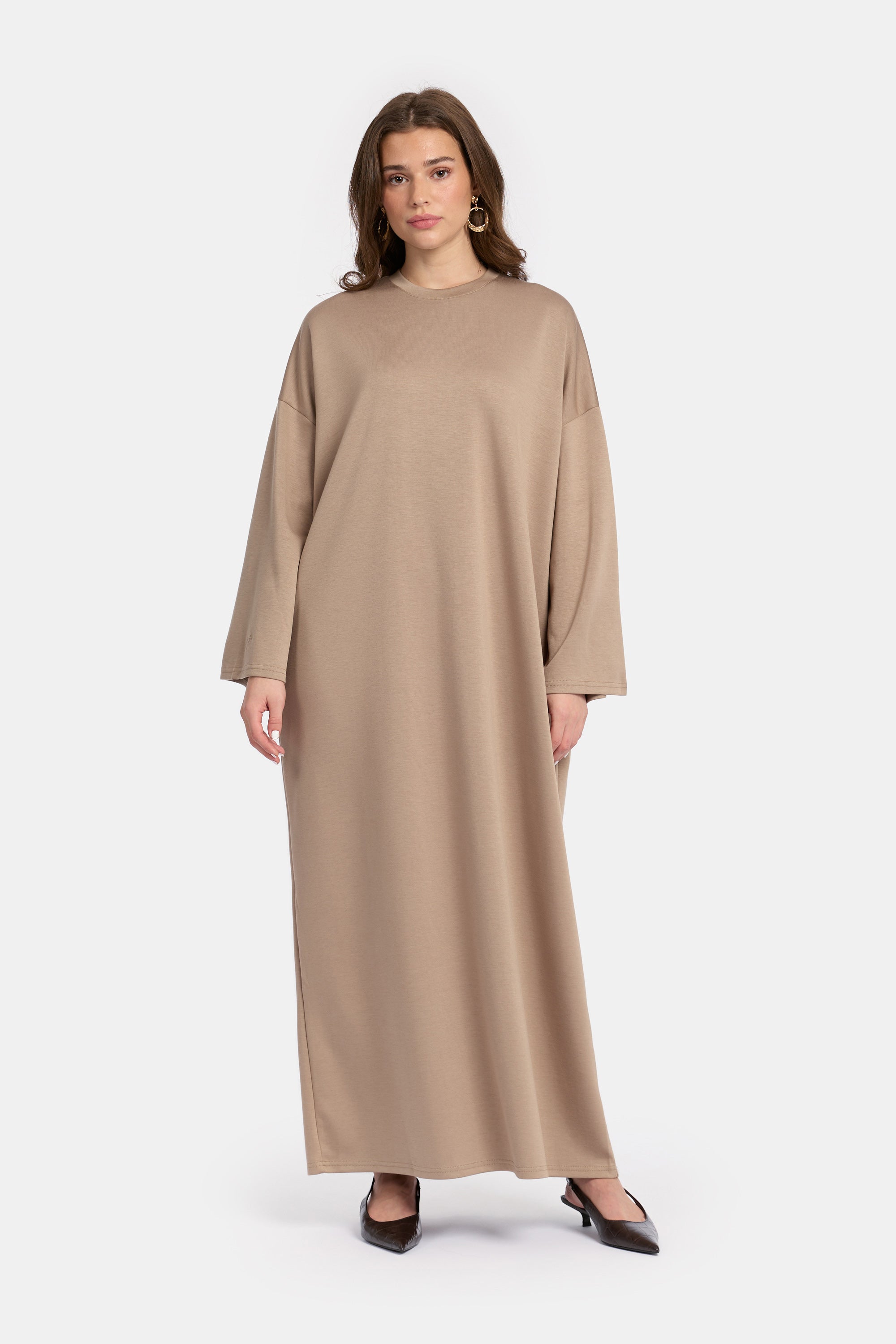voor aanzicht van model die draagt Wide Sleeve Dress van het modest merk ENTI in de kleur licht bruin