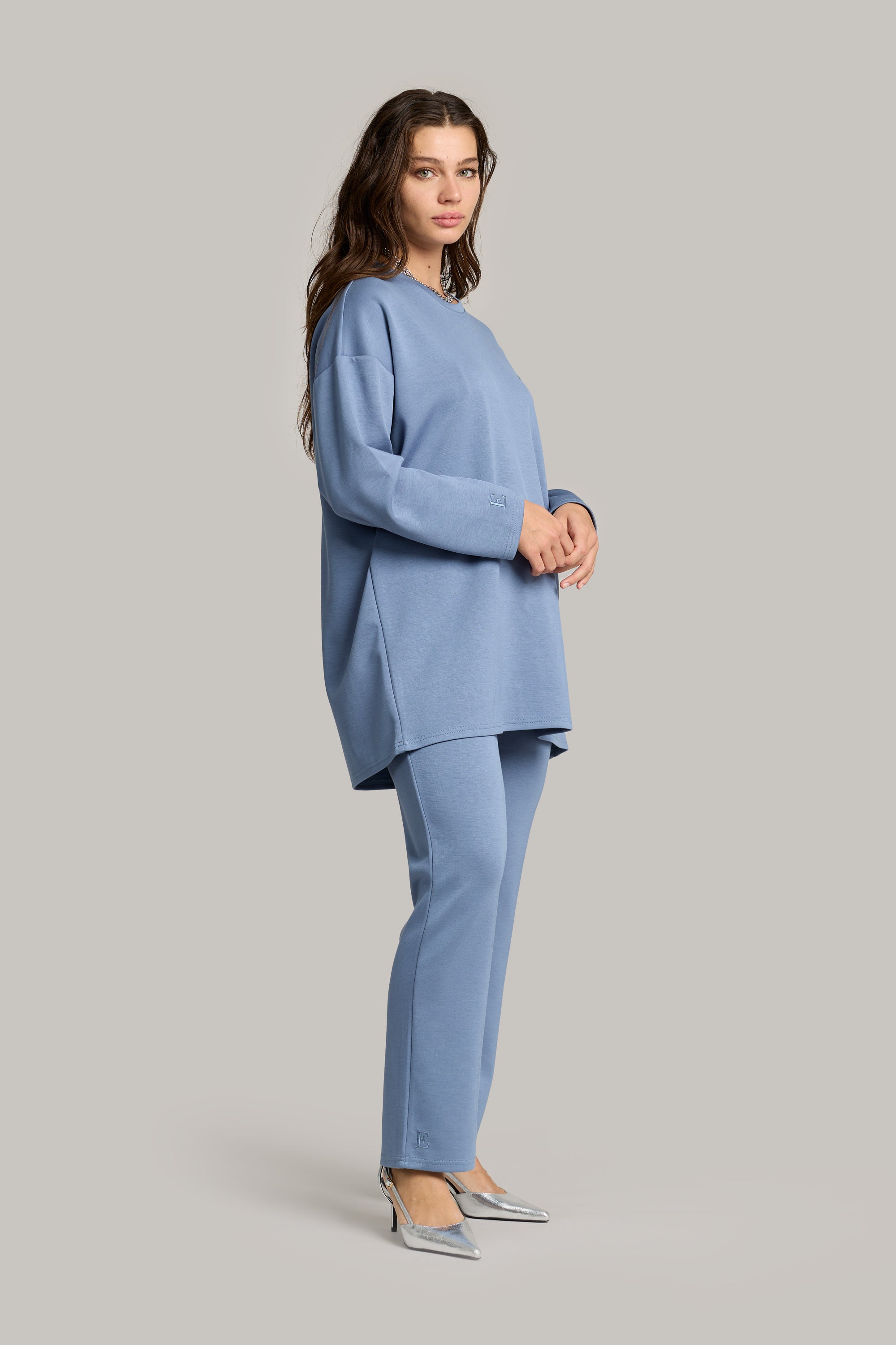 zij aanzicht van model die comfy twinset draagt in de kleur zacht blauw van het merk ENTI.